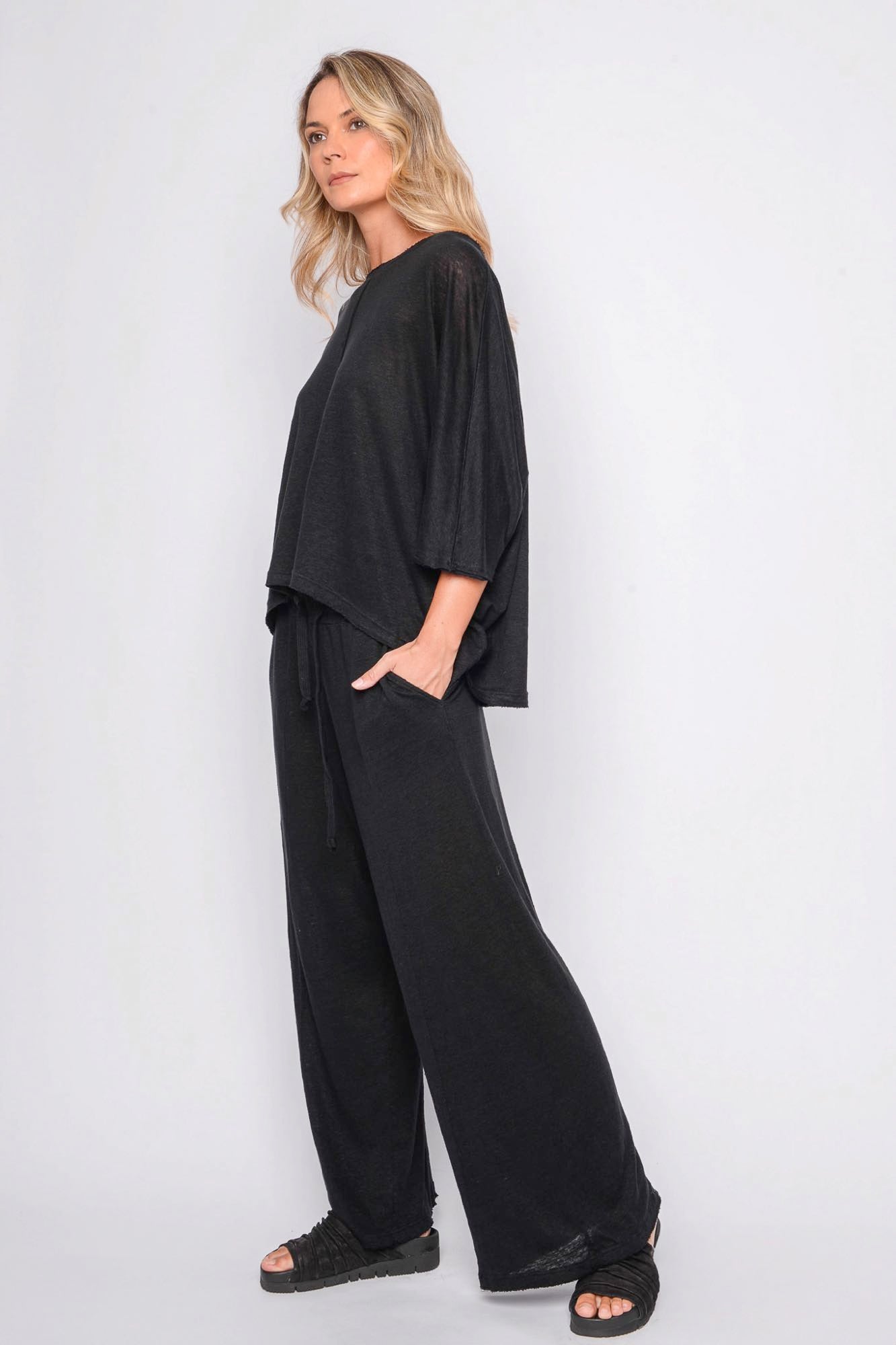 
                  
                    261.06.01 100% LINEN JERSEY 100 BLACK
                  
                