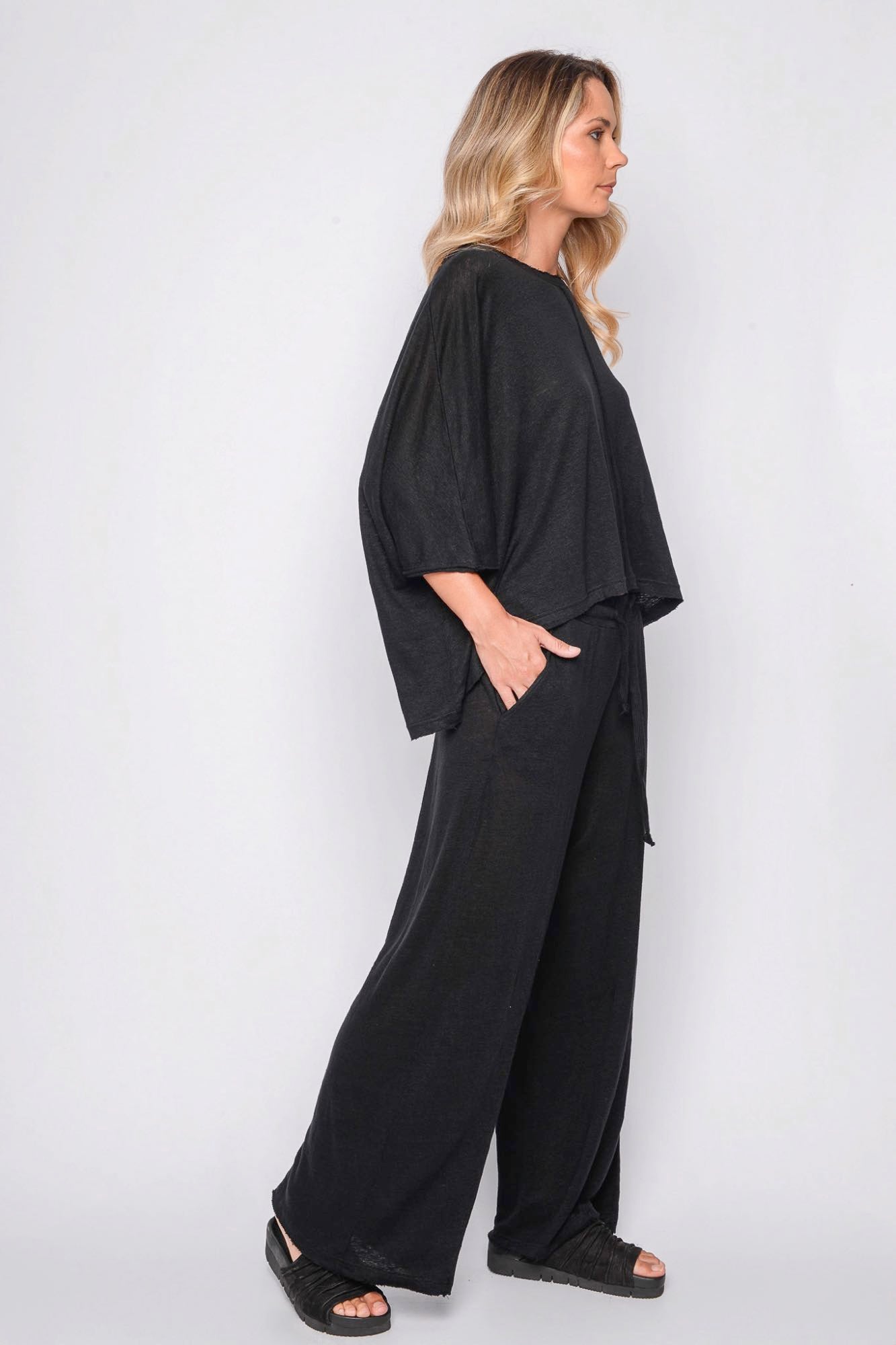 
                  
                    261.06.01 100% LINEN JERSEY 100 BLACK
                  
                