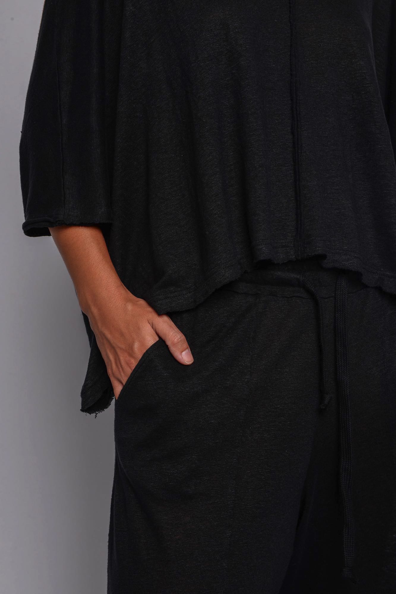 
                  
                    261.06.01 100% LINEN JERSEY 100 BLACK
                  
                