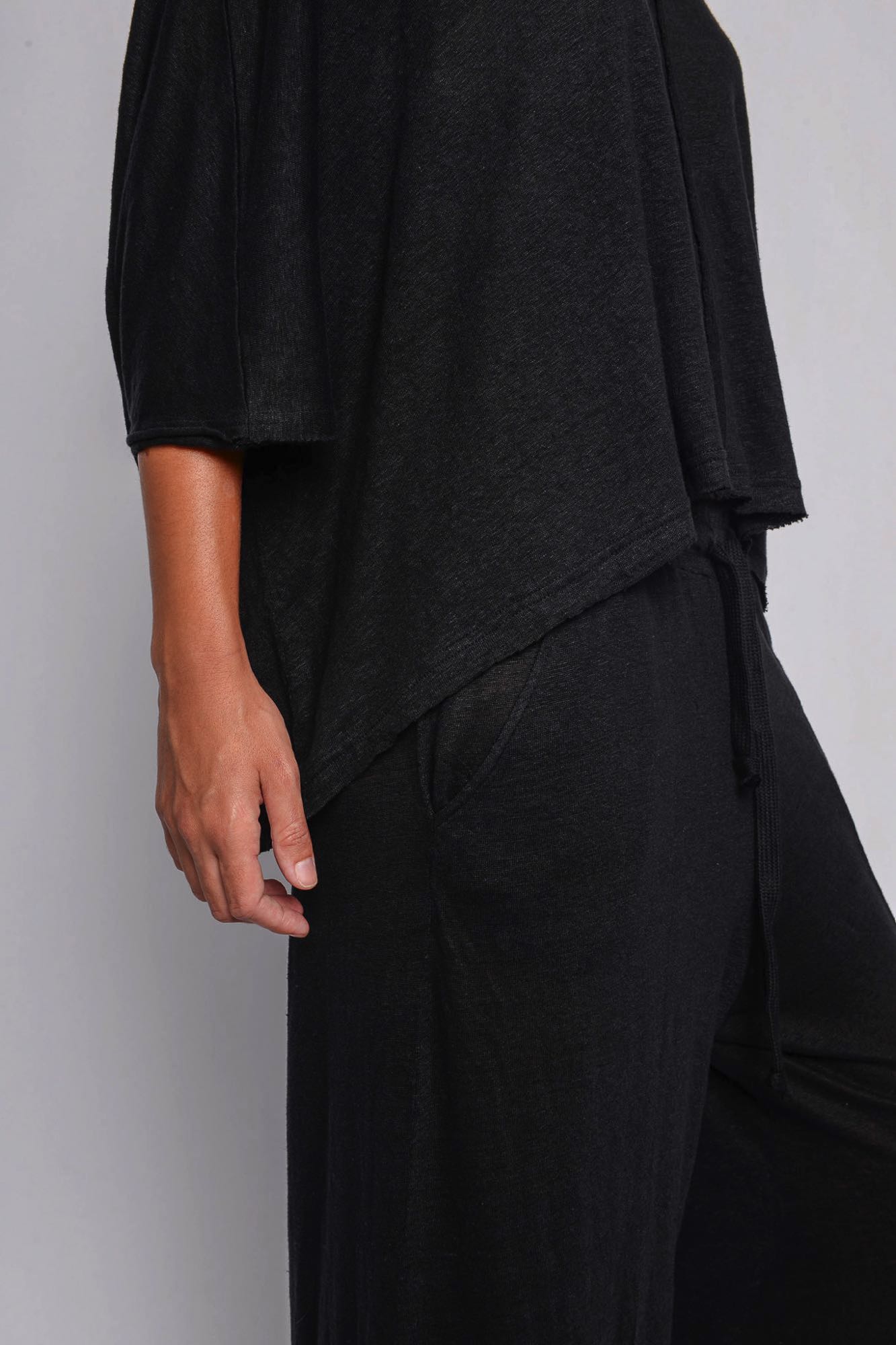 
                  
                    261.06.01 100% LINEN JERSEY 100 BLACK
                  
                