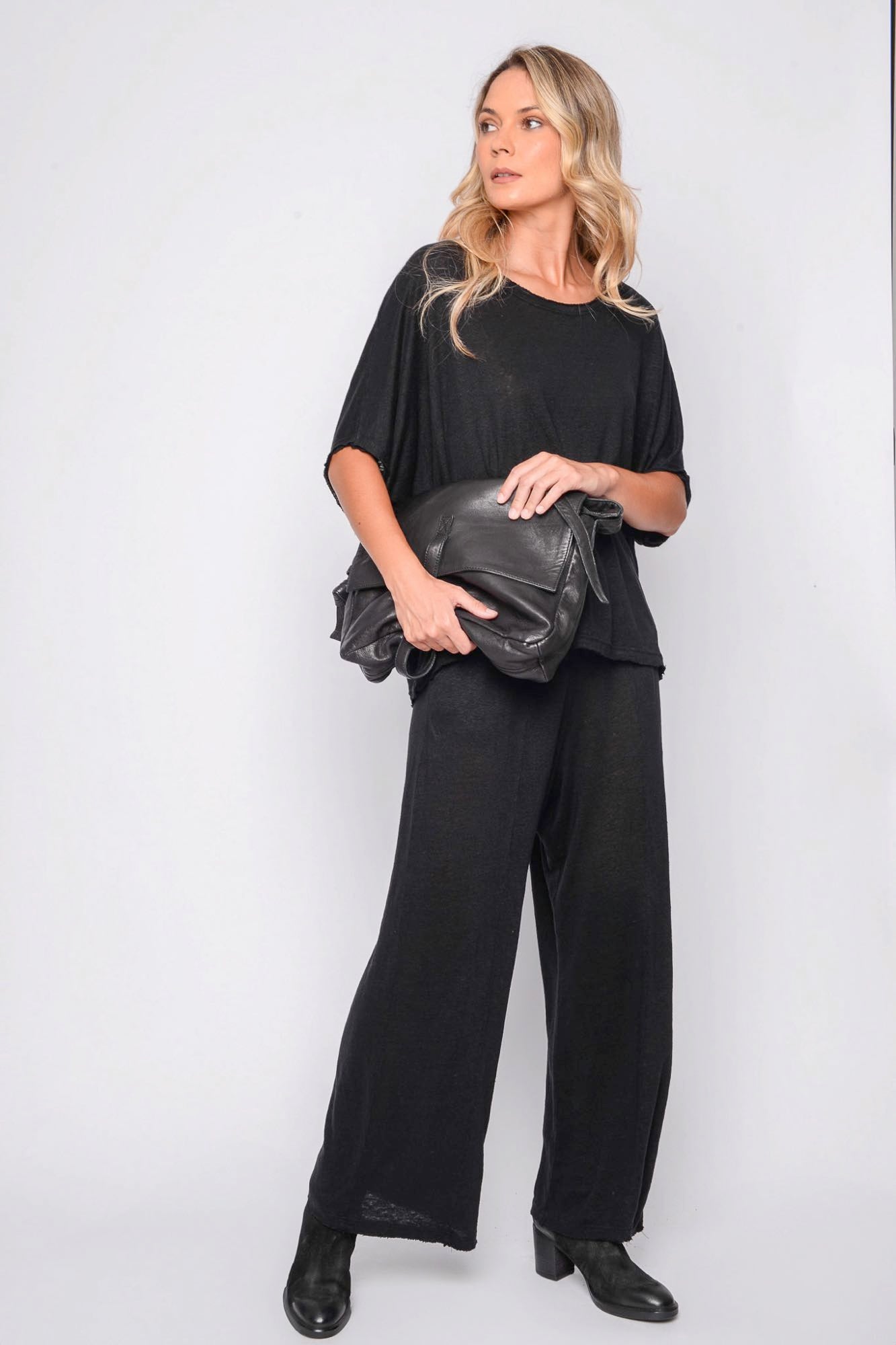 
                  
                    261.06.07 100% LINEN JERSEY 100 BLACK
                  
                