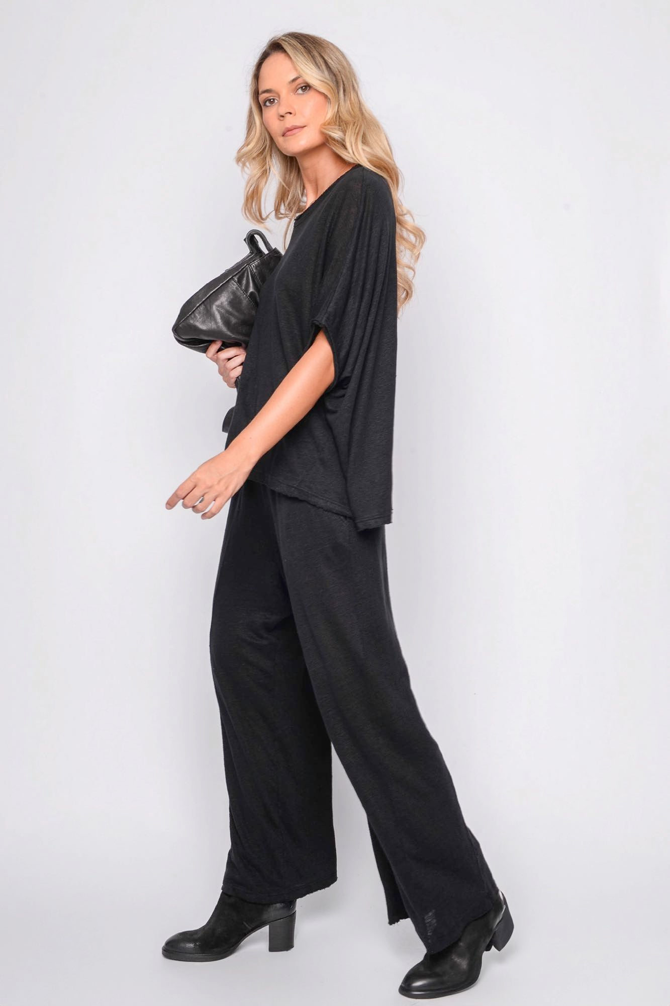 
                  
                    261.06.07 100% LINEN JERSEY 100 BLACK
                  
                