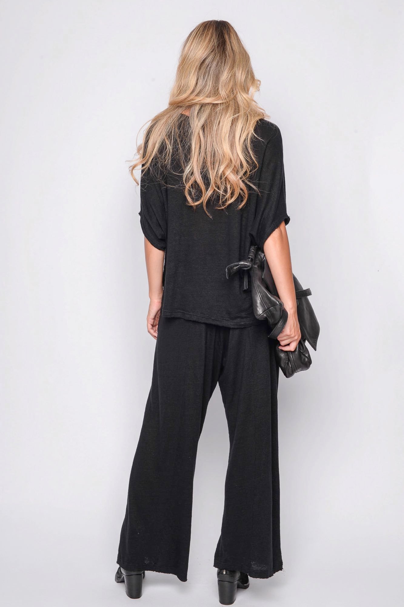 
                  
                    261.06.07 100% LINEN JERSEY 100 BLACK
                  
                