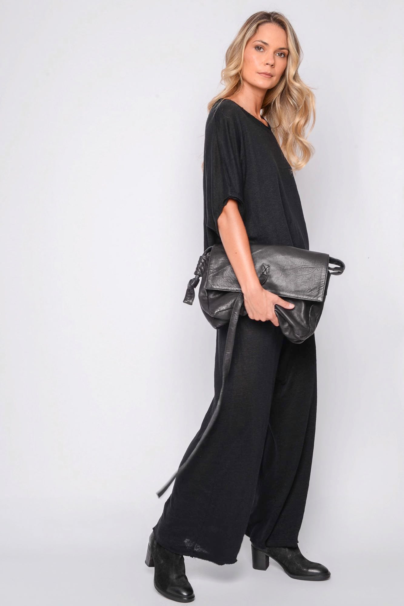 
                  
                    261.06.07 100% LINEN JERSEY 100 BLACK
                  
                