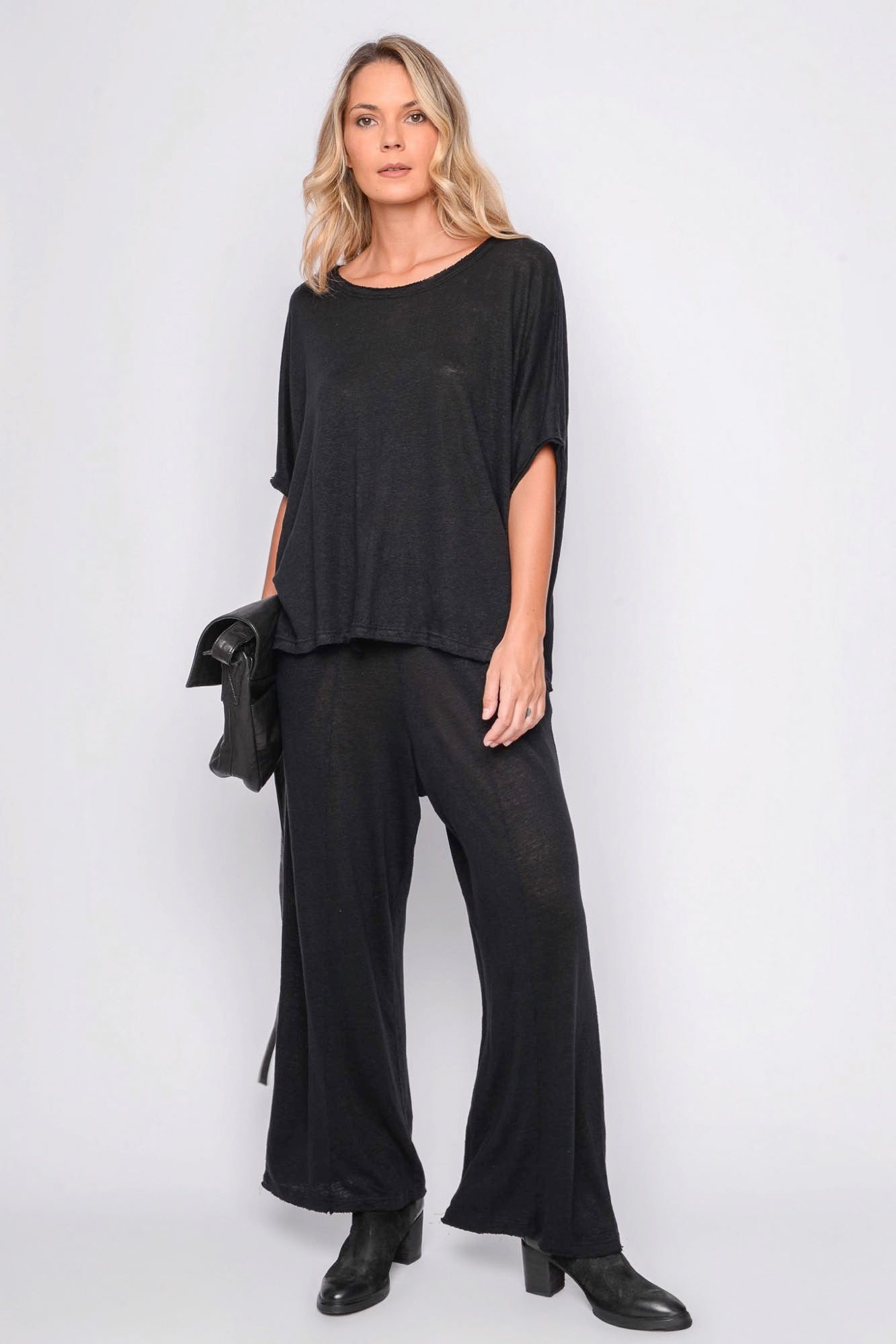 
                  
                    261.06.07 100% LINEN JERSEY 100 BLACK
                  
                