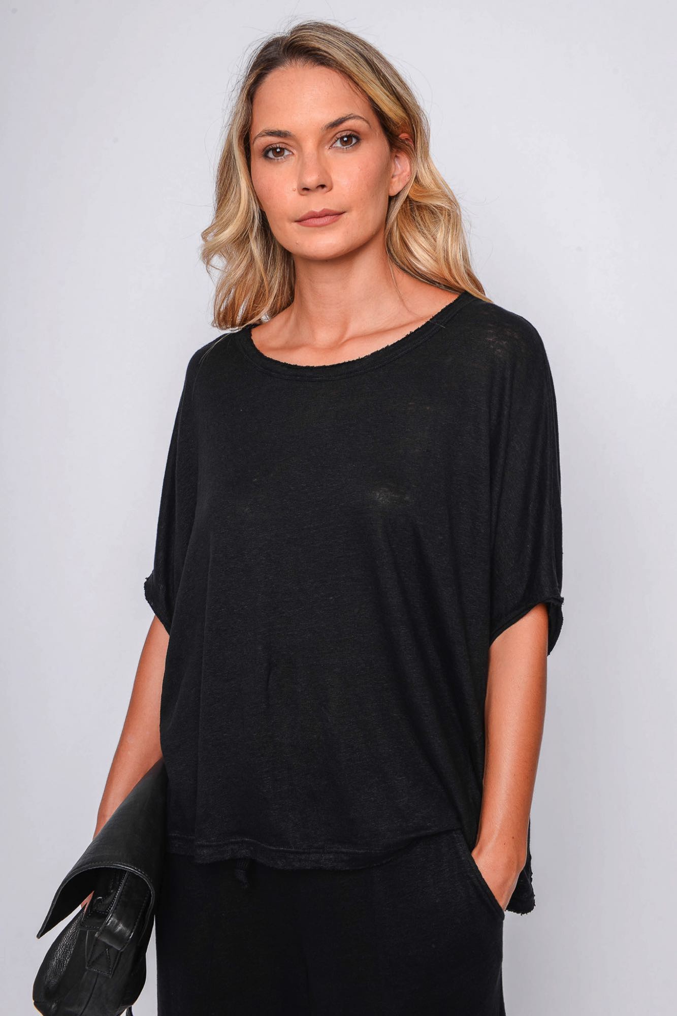 
                  
                    261.06.07 100% LINEN JERSEY 100 BLACK
                  
                