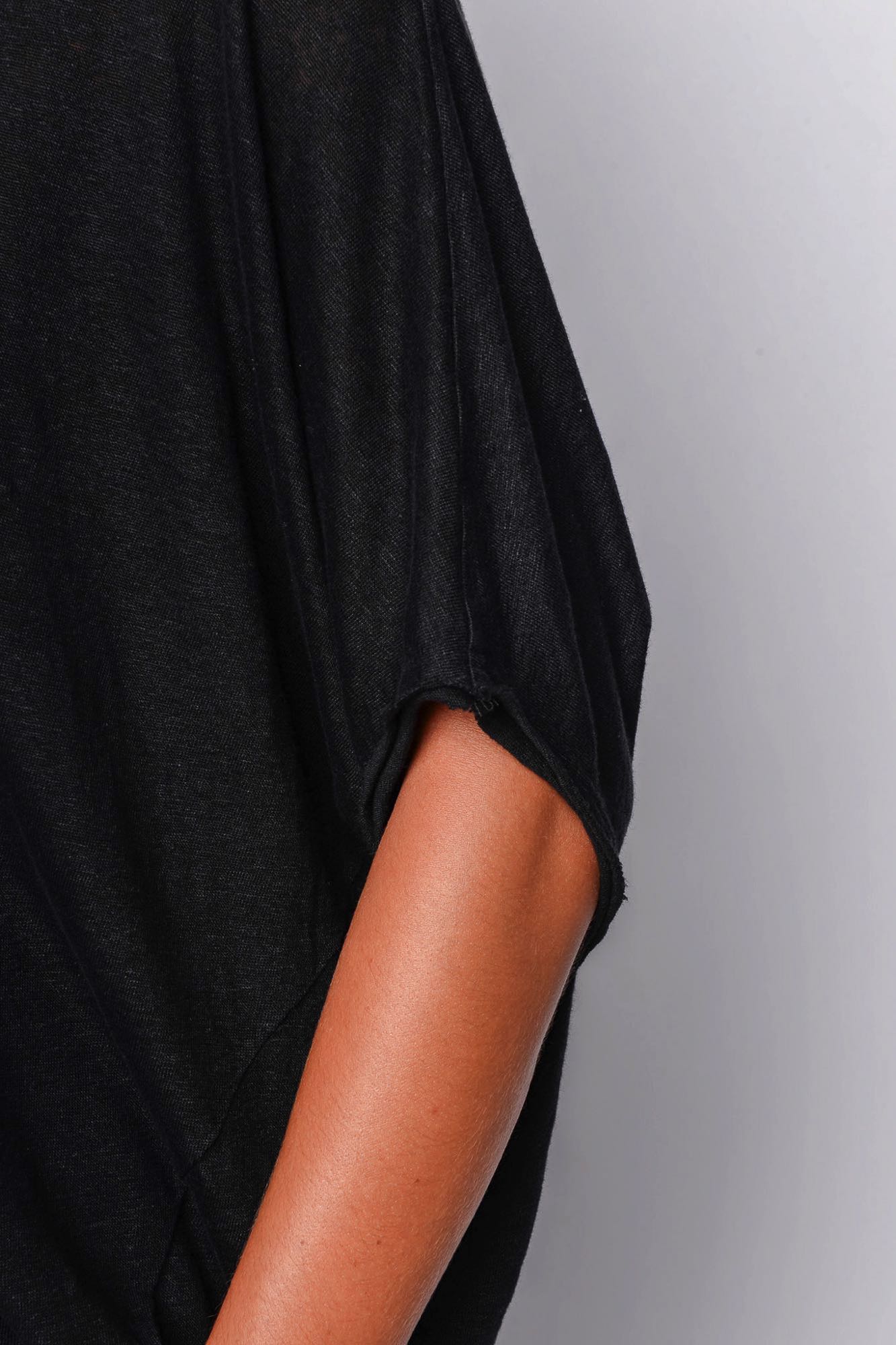 
                  
                    261.06.07 100% LINEN JERSEY 100 BLACK
                  
                