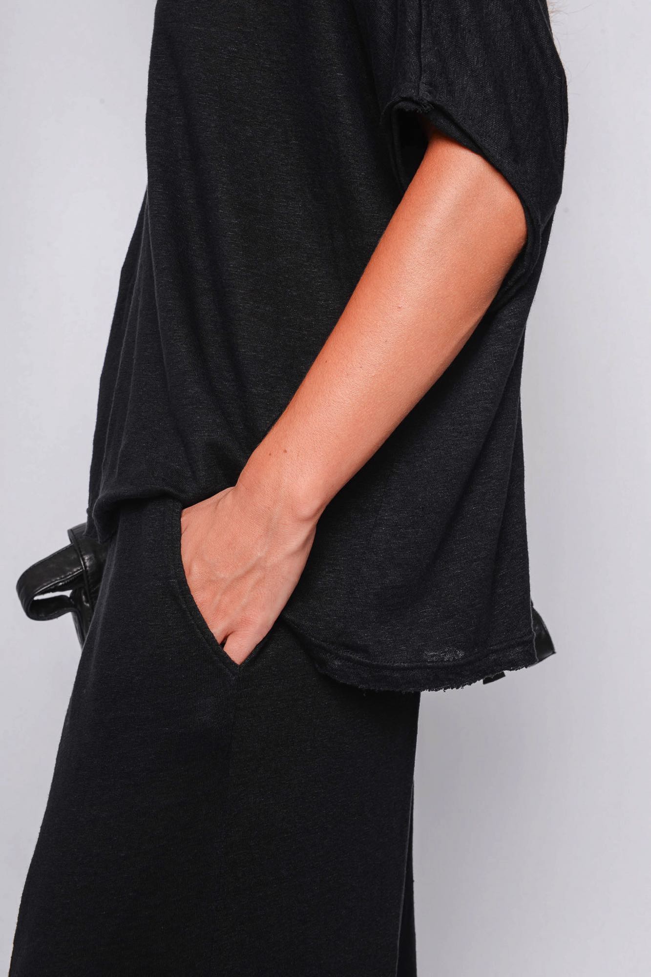 
                  
                    261.06.07 100% LINEN JERSEY 100 BLACK
                  
                