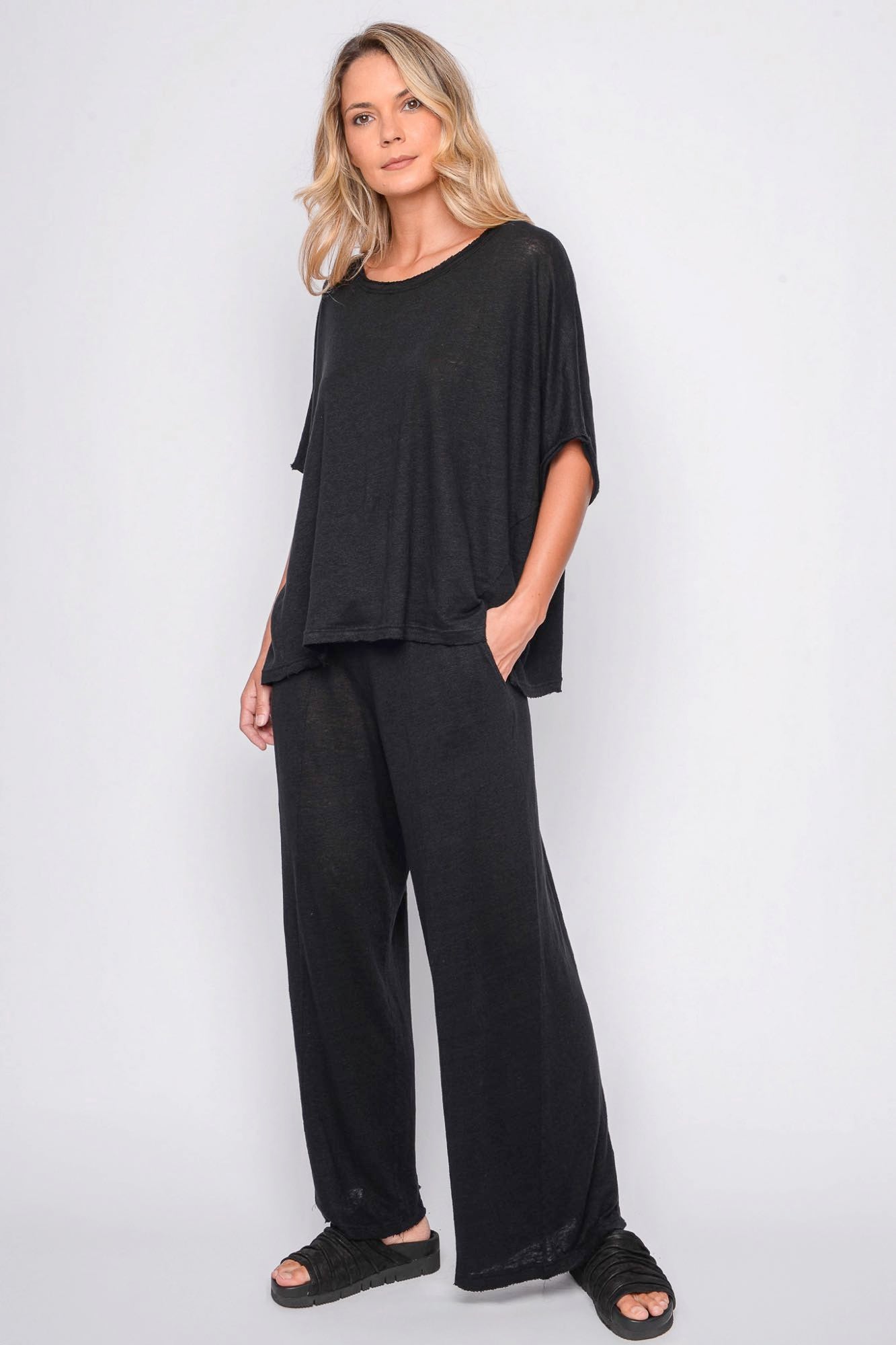 
                  
                    261.06.07 100% LINEN JERSEY 100 BLACK
                  
                