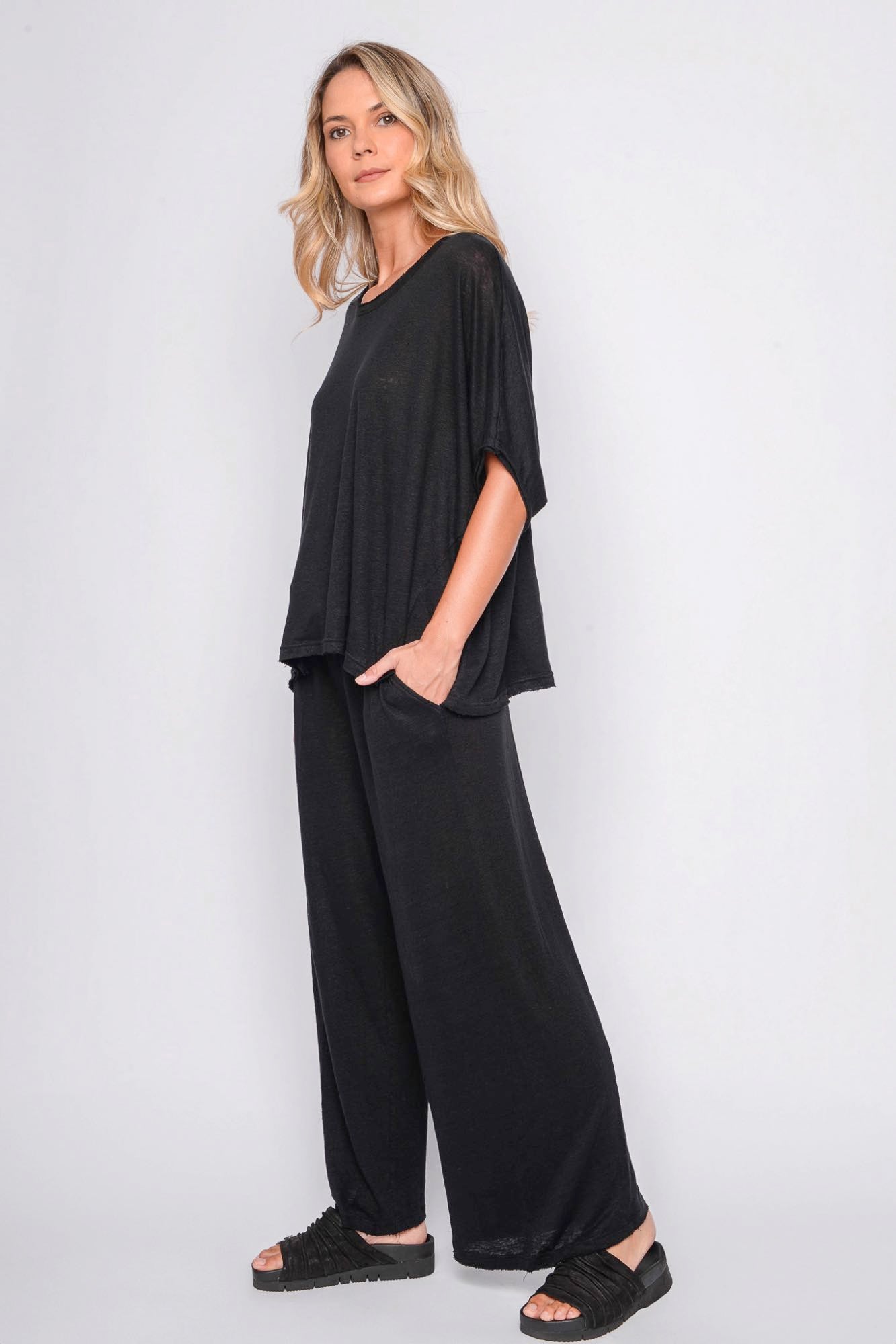 
                  
                    261.06.07 100% LINEN JERSEY 100 BLACK
                  
                