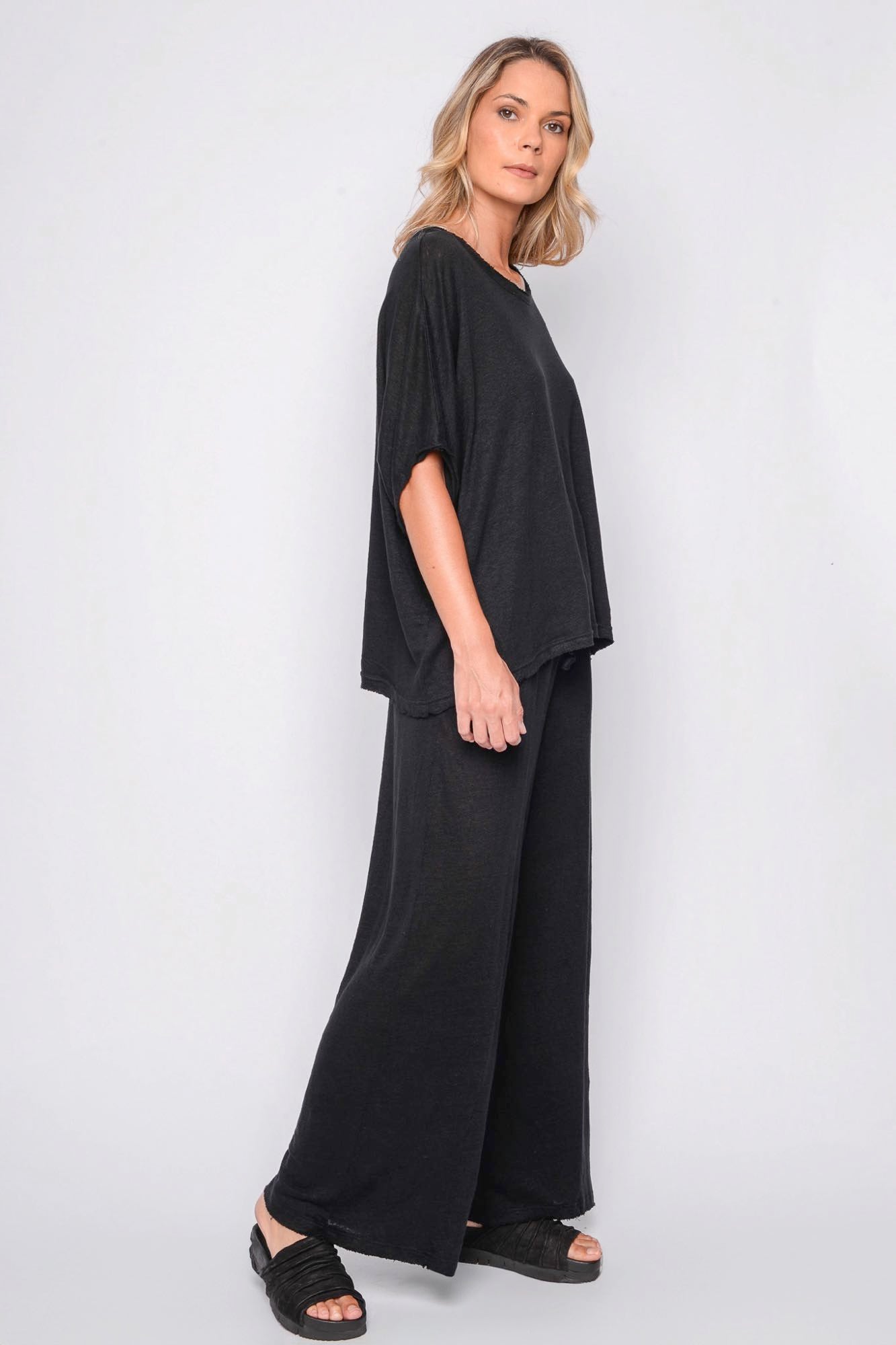 
                  
                    261.06.07 100% LINEN JERSEY 100 BLACK
                  
                