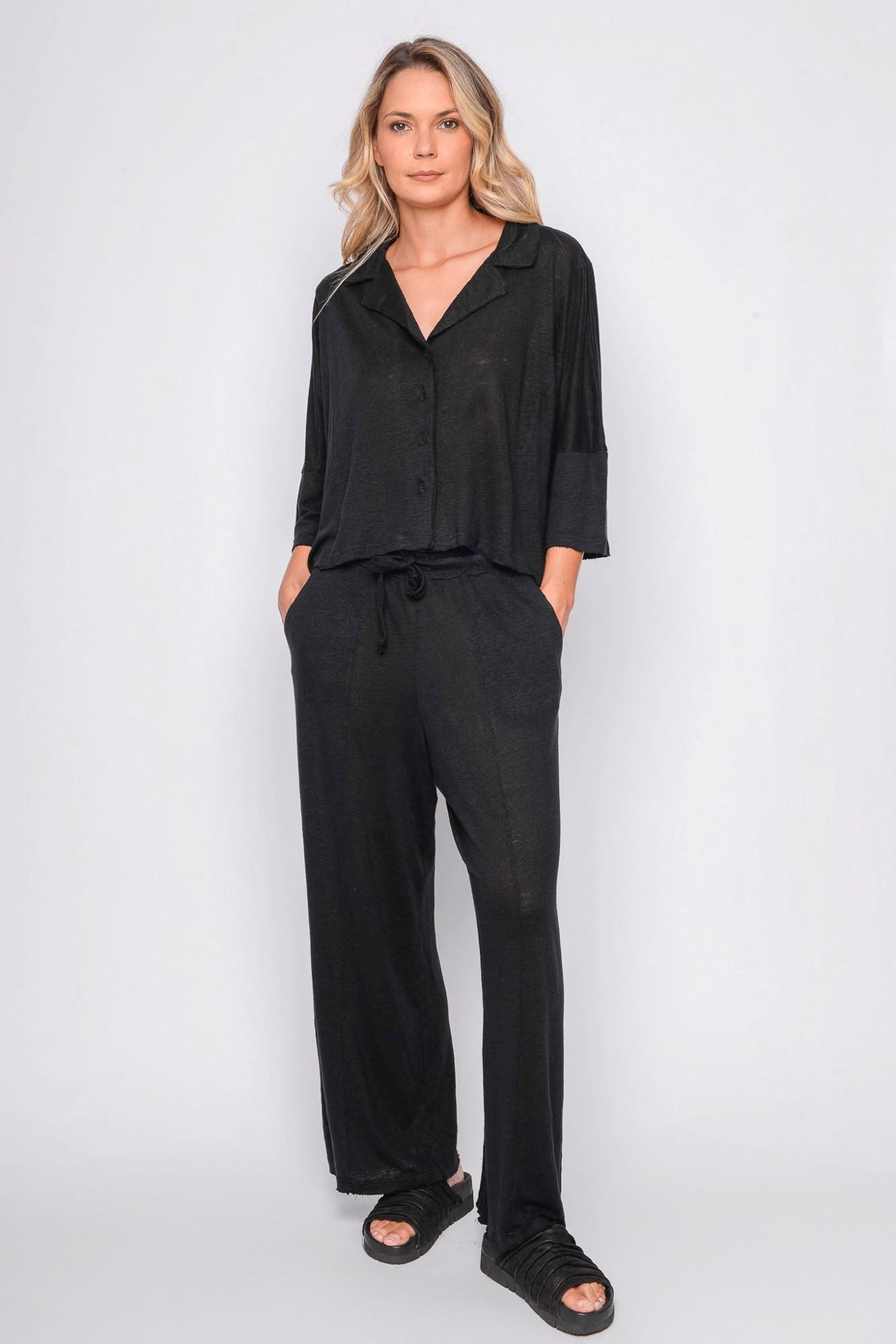 
                  
                    261.06.03 100% LINEN JERSEY 100 BLACK
                  
                