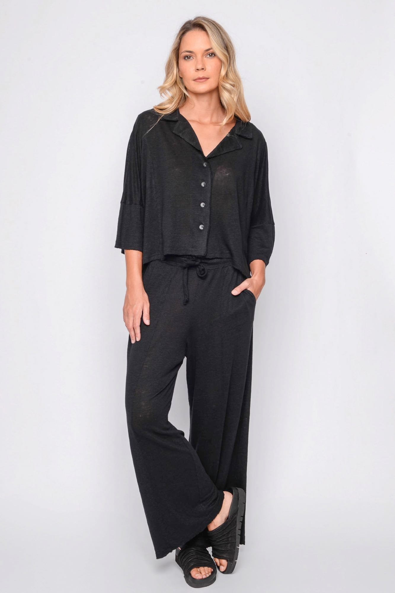 
                  
                    261.06.02 100% LINEN JERSEY 100 BLACK
                  
                