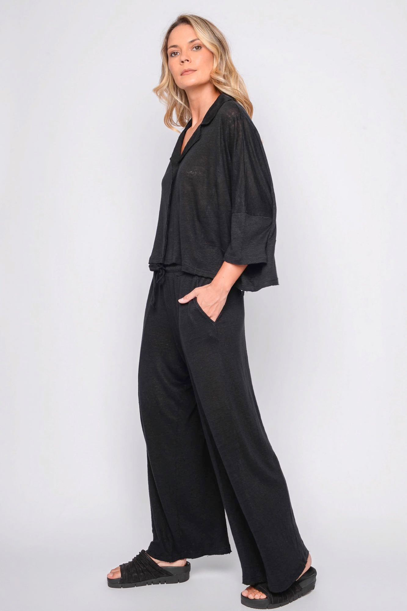 
                  
                    261.06.03 100% LINEN JERSEY 100 BLACK
                  
                