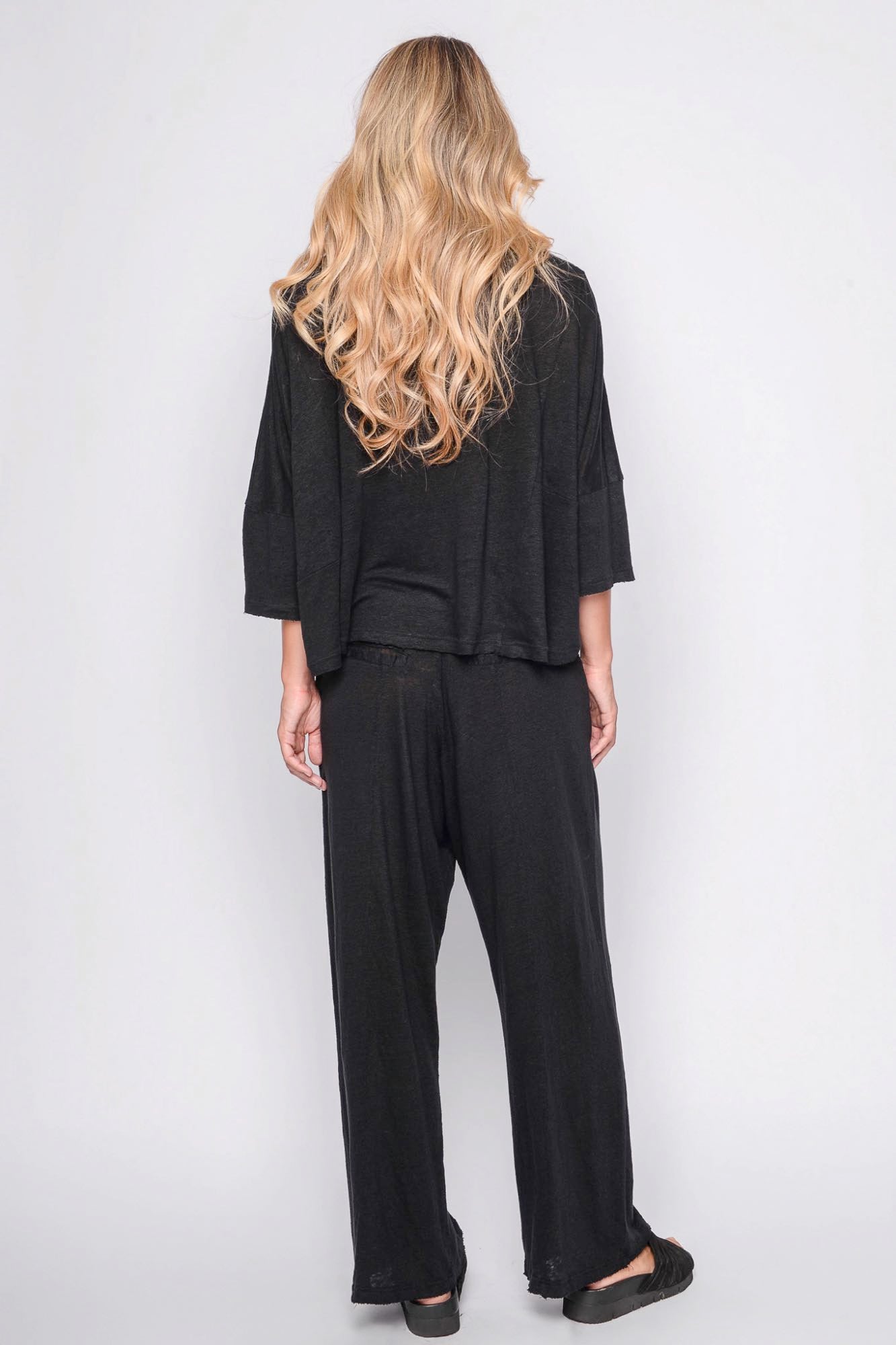 
                  
                    261.06.03 100% LINEN JERSEY 100 BLACK
                  
                