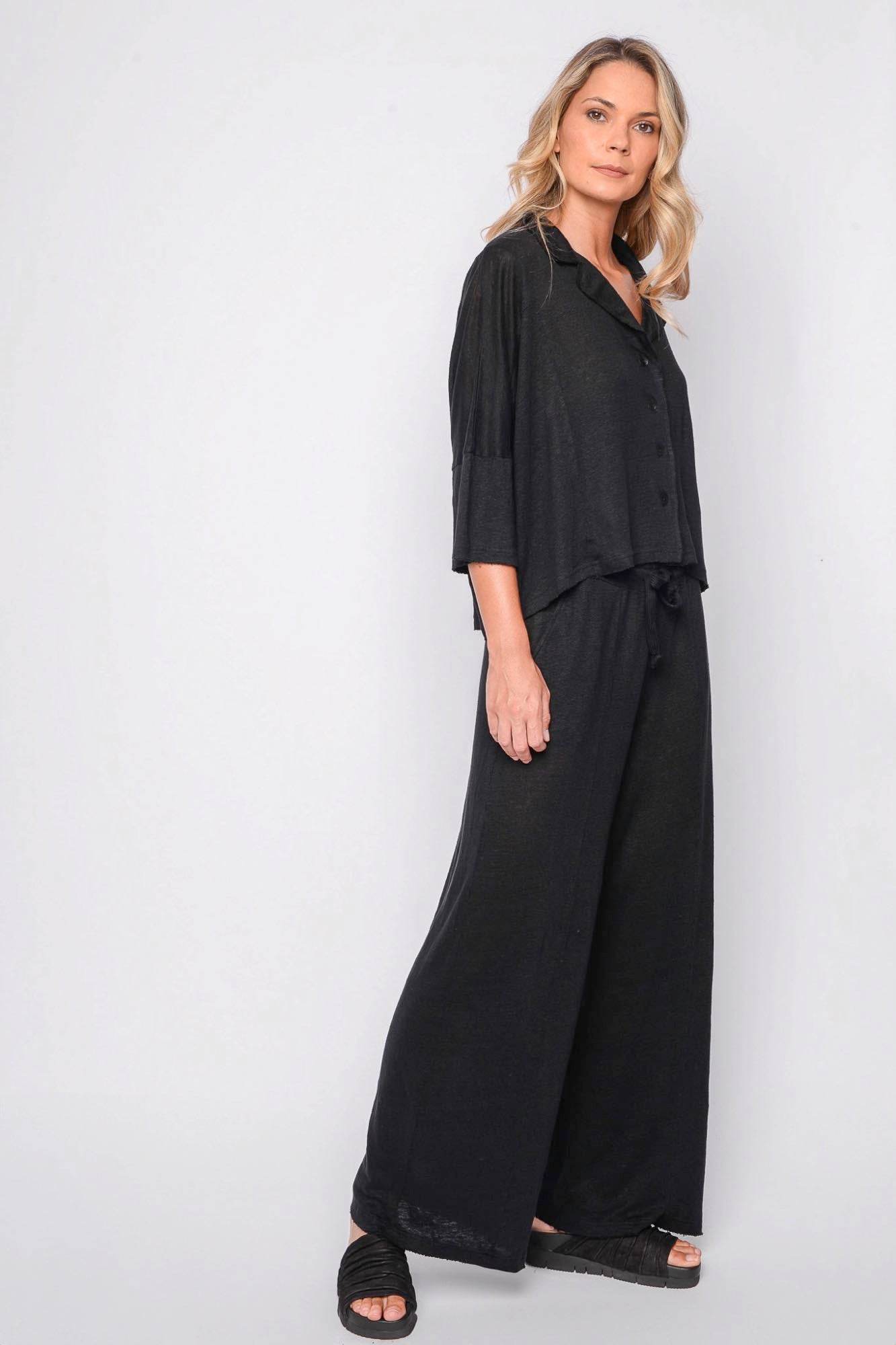 
                  
                    261.06.03 100% LINEN JERSEY 100 BLACK
                  
                