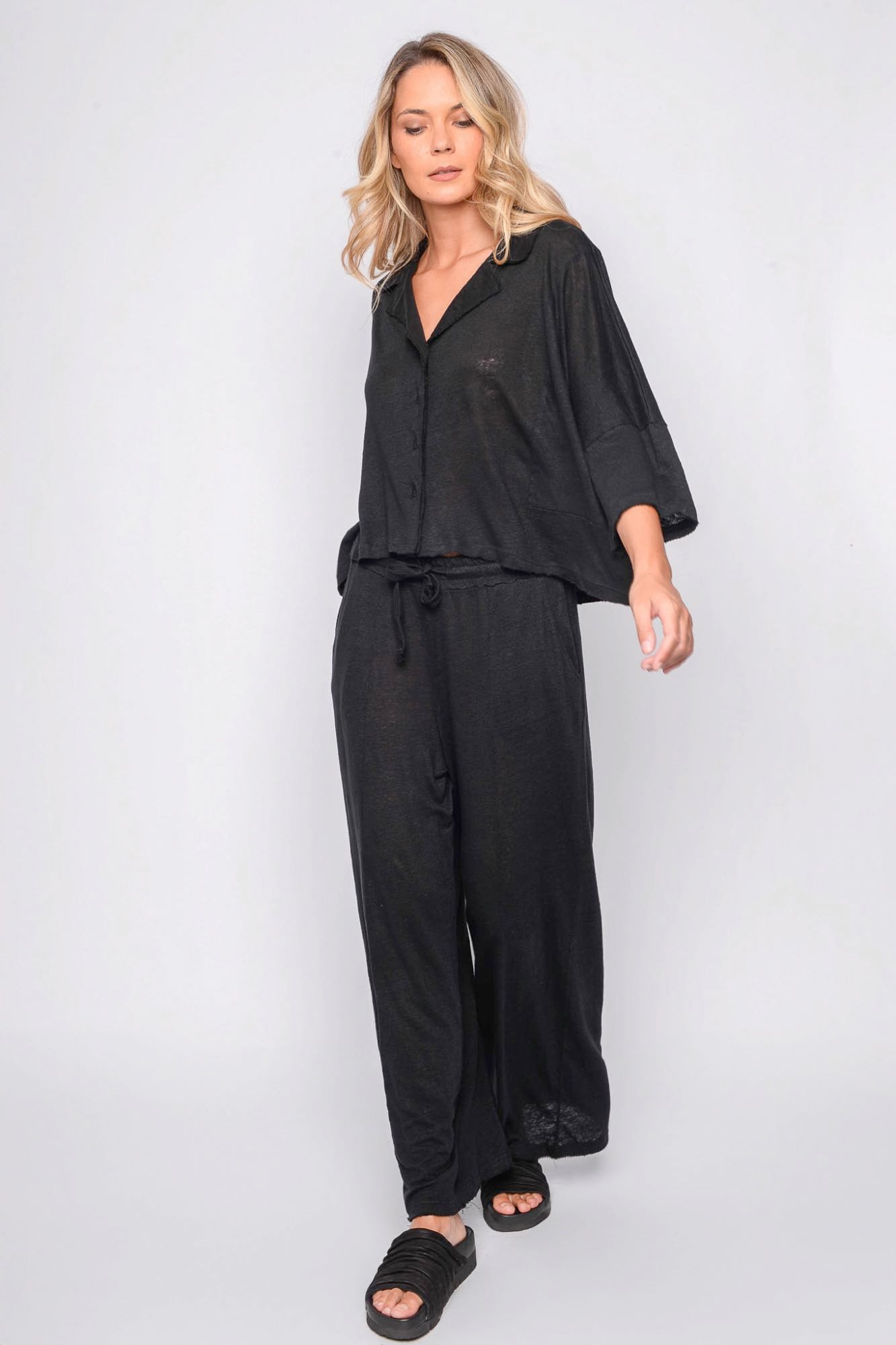 
                  
                    261.06.03 100% LINEN JERSEY 100 BLACK
                  
                