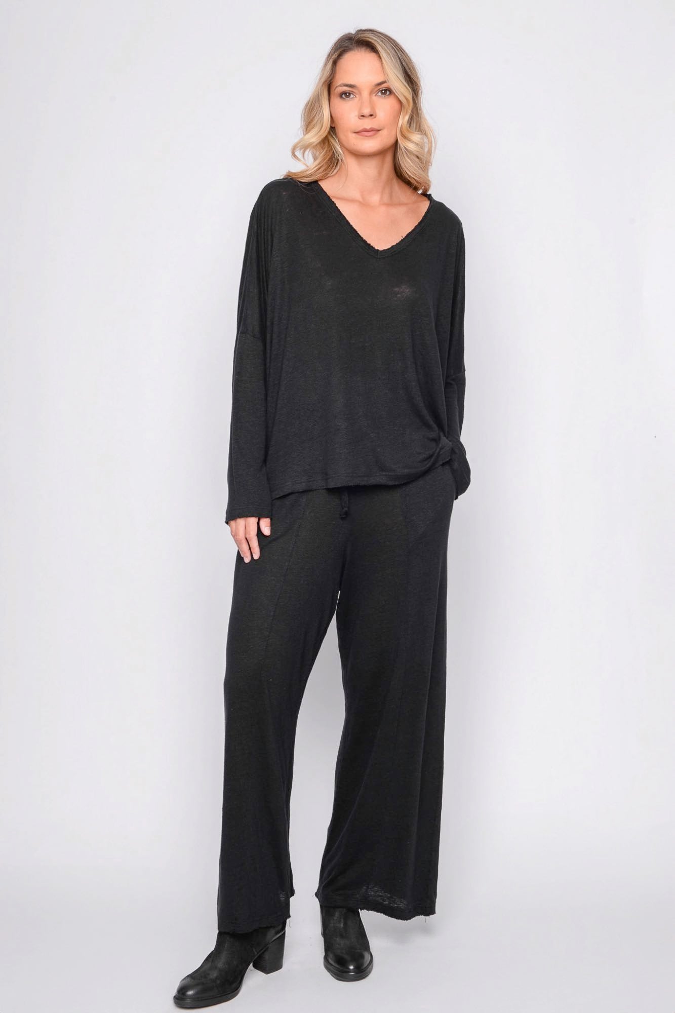 
                  
                    261.06.05 100% LINEN JERSEY 100 BLACK
                  
                