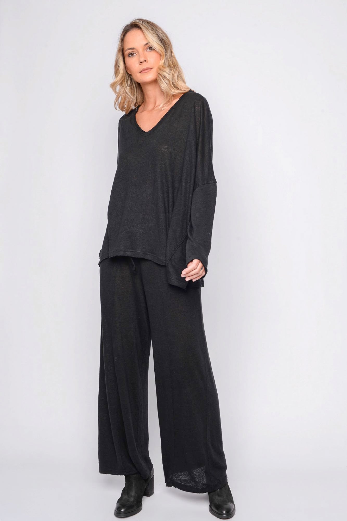 
                  
                    261.06.05 100% LINEN JERSEY 100 BLACK
                  
                