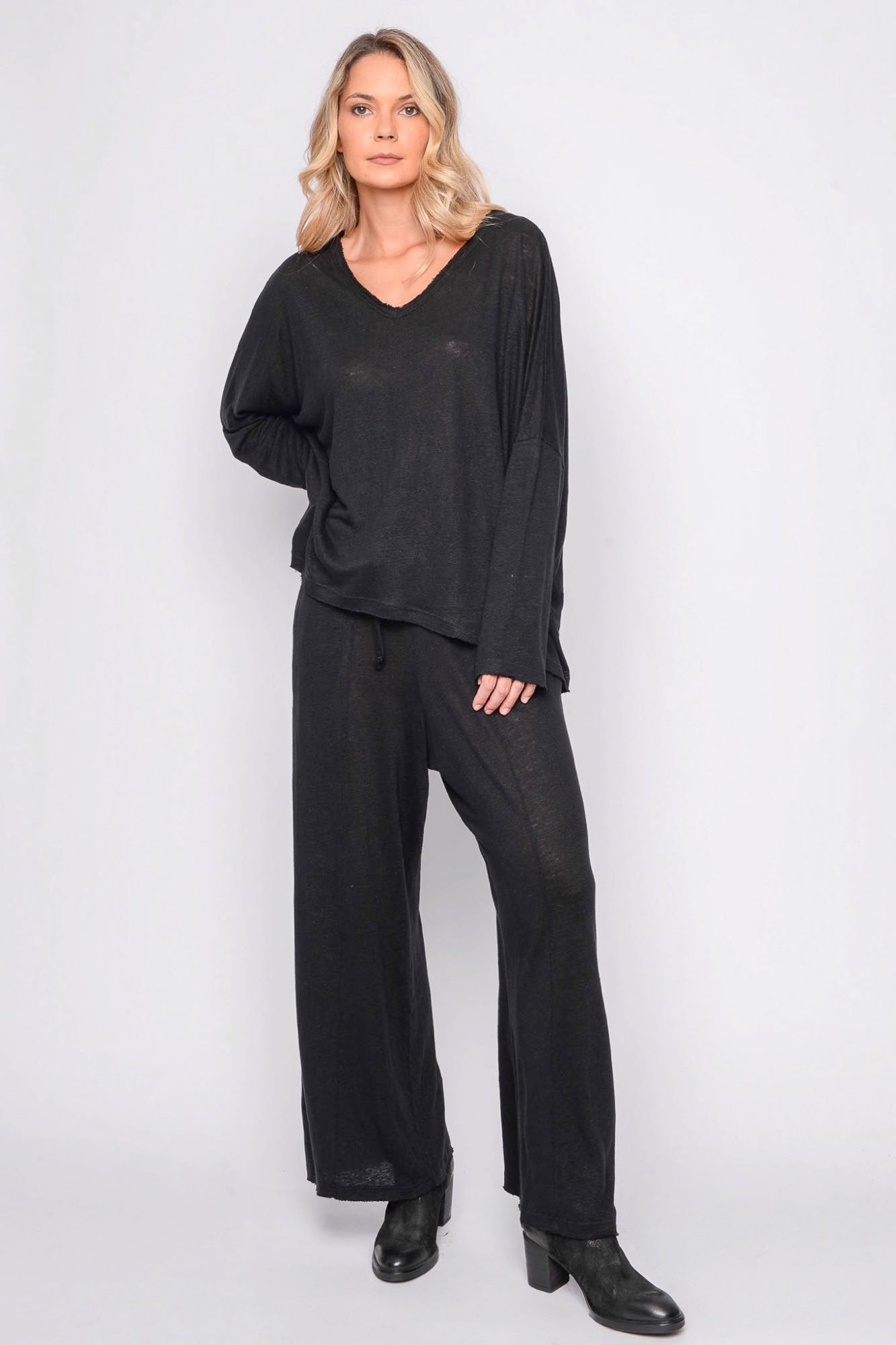 
                  
                    261.06.05 100% LINEN JERSEY 100 BLACK
                  
                