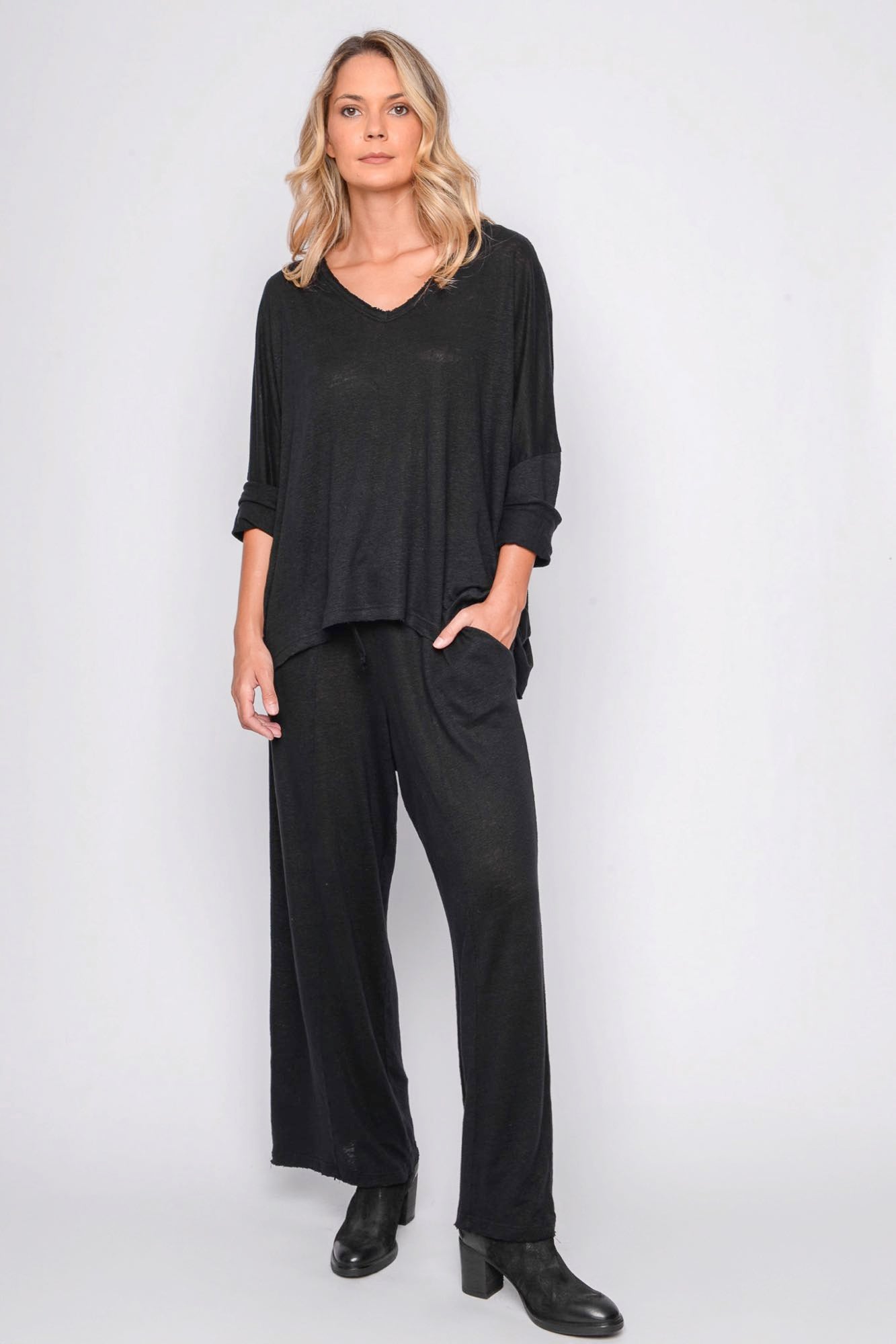 
                  
                    261.06.05 100% LINEN JERSEY 100 BLACK
                  
                