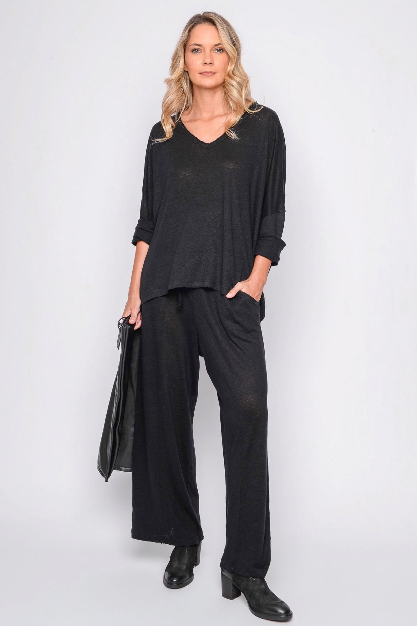 
                  
                    261.06.05 100% LINEN JERSEY 100 BLACK
                  
                