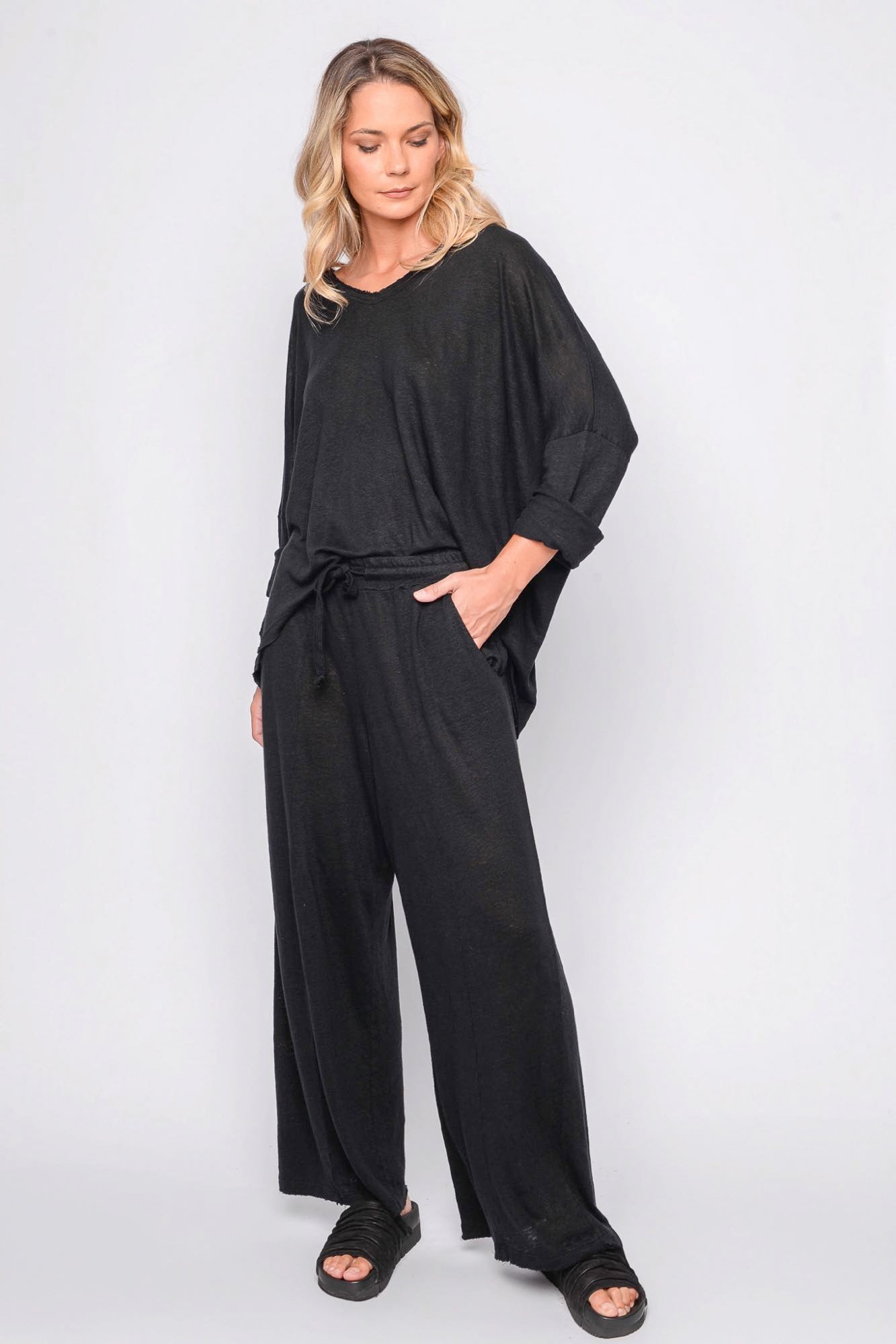 
                  
                    261.06.05 100% LINEN JERSEY 100 BLACK
                  
                