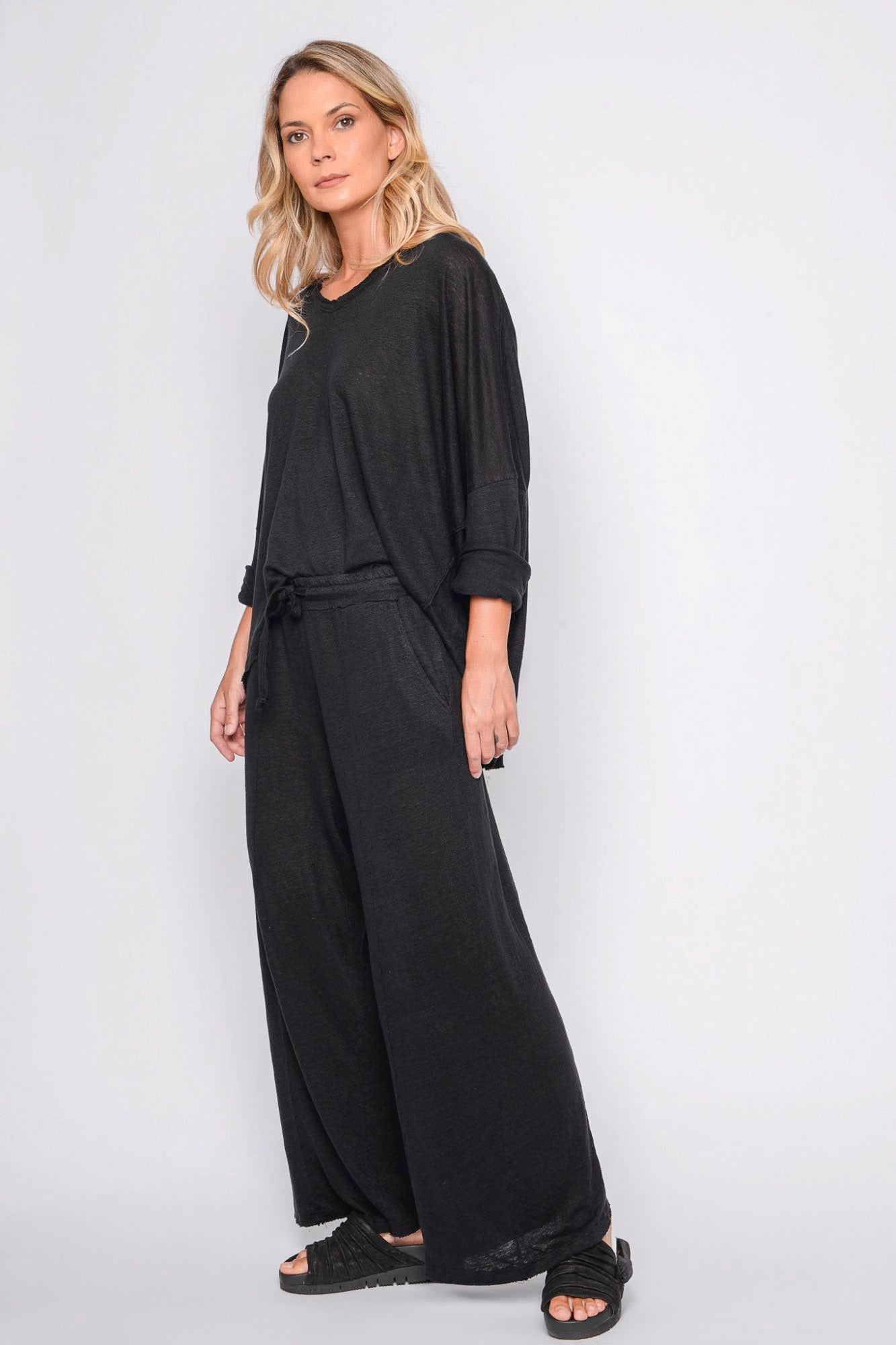 
                  
                    261.06.05 100% LINEN JERSEY 100 BLACK
                  
                