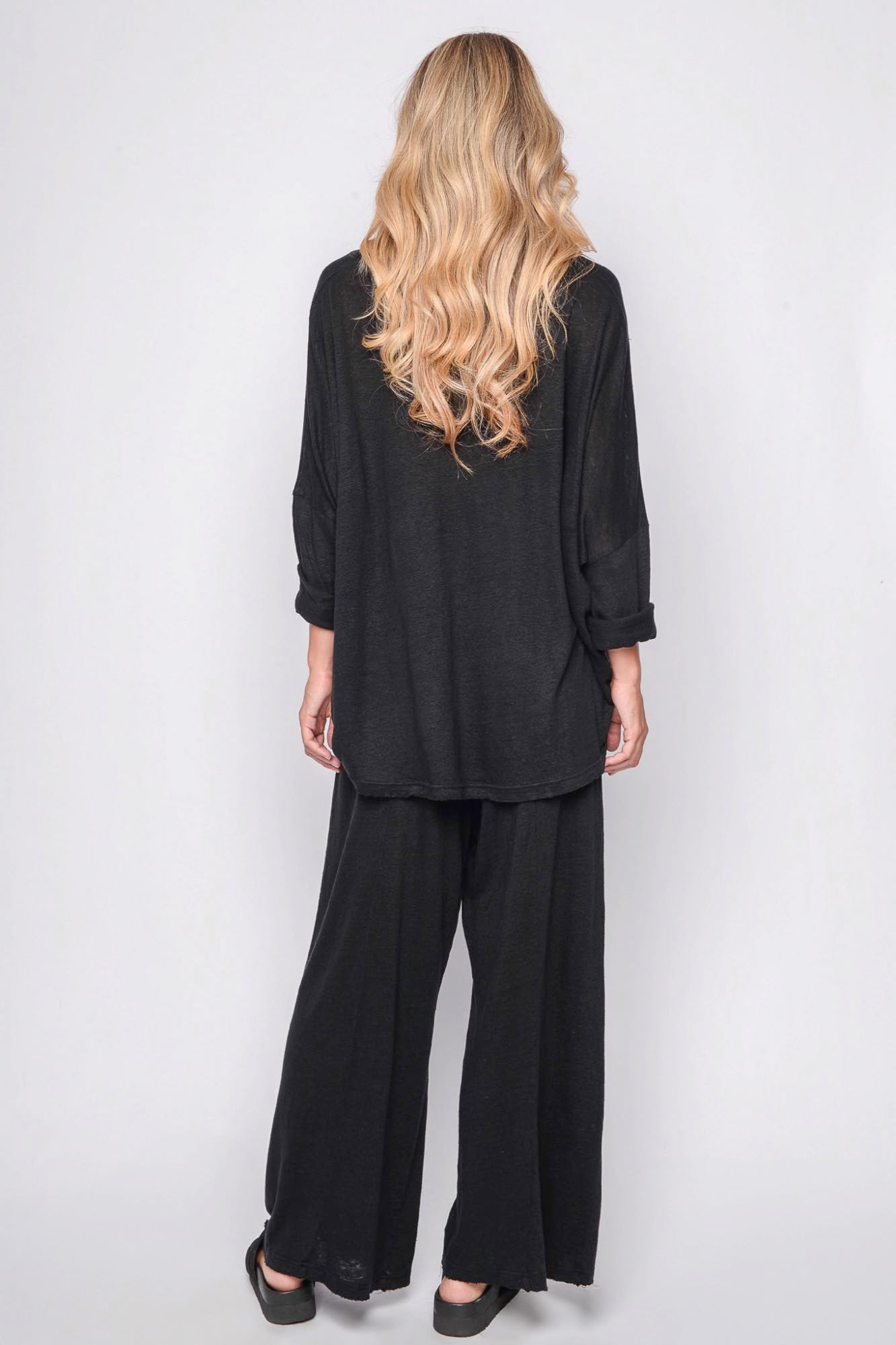 
                  
                    261.06.05 100% LINEN JERSEY 100 BLACK
                  
                