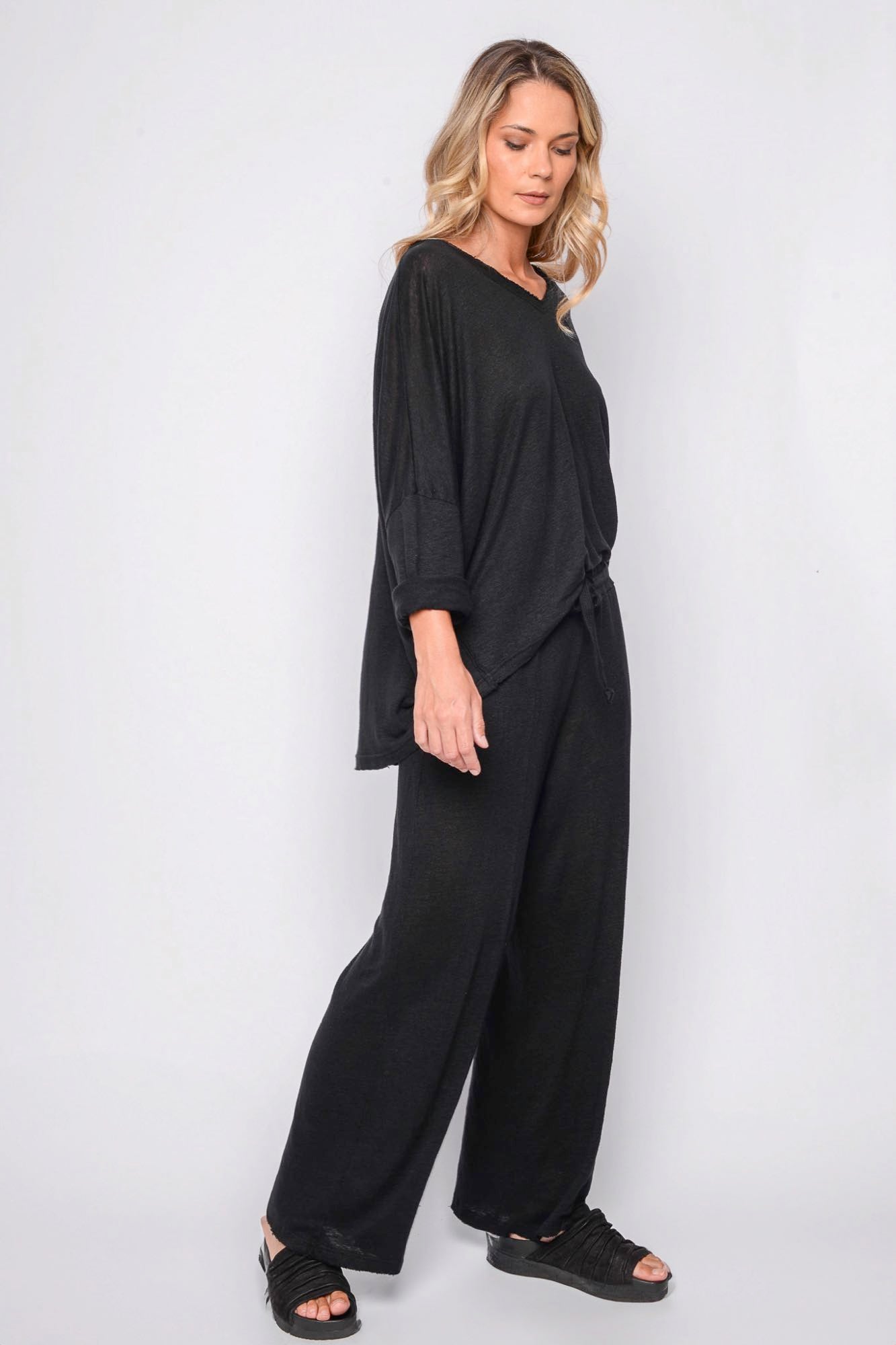 
                  
                    261.06.05 100% LINEN JERSEY 100 BLACK
                  
                