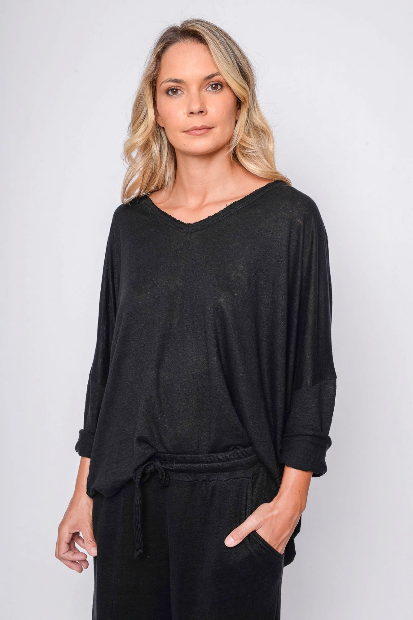 
                  
                    261.06.05 100% LINEN JERSEY 100 BLACK
                  
                