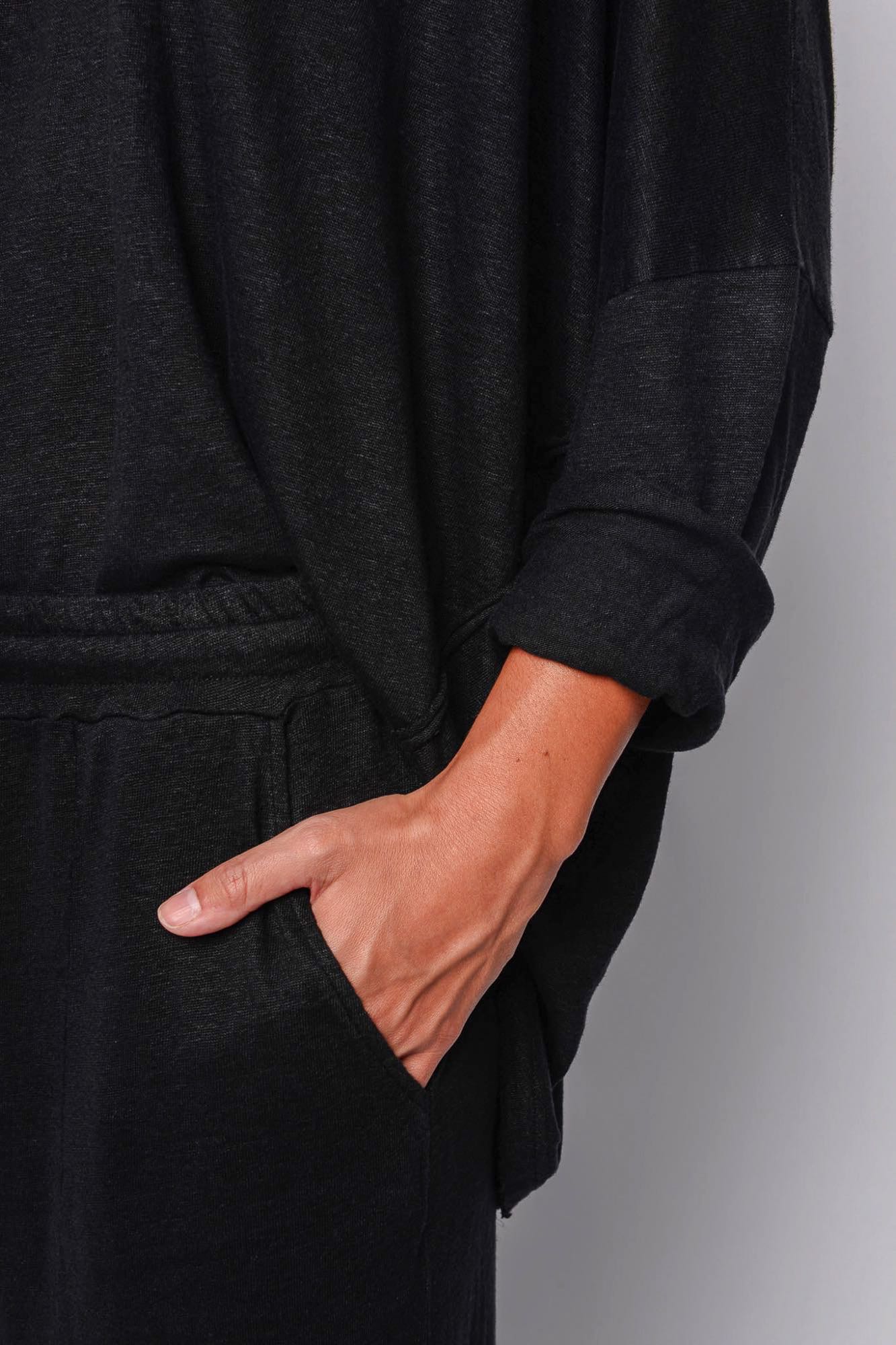 
                  
                    261.06.05 100% LINEN JERSEY 100 BLACK
                  
                