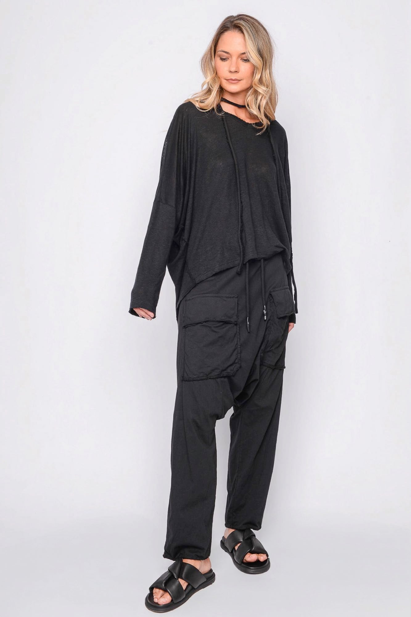 
                  
                    261.06.05 100% LINEN JERSEY 100 BLACK
                  
                