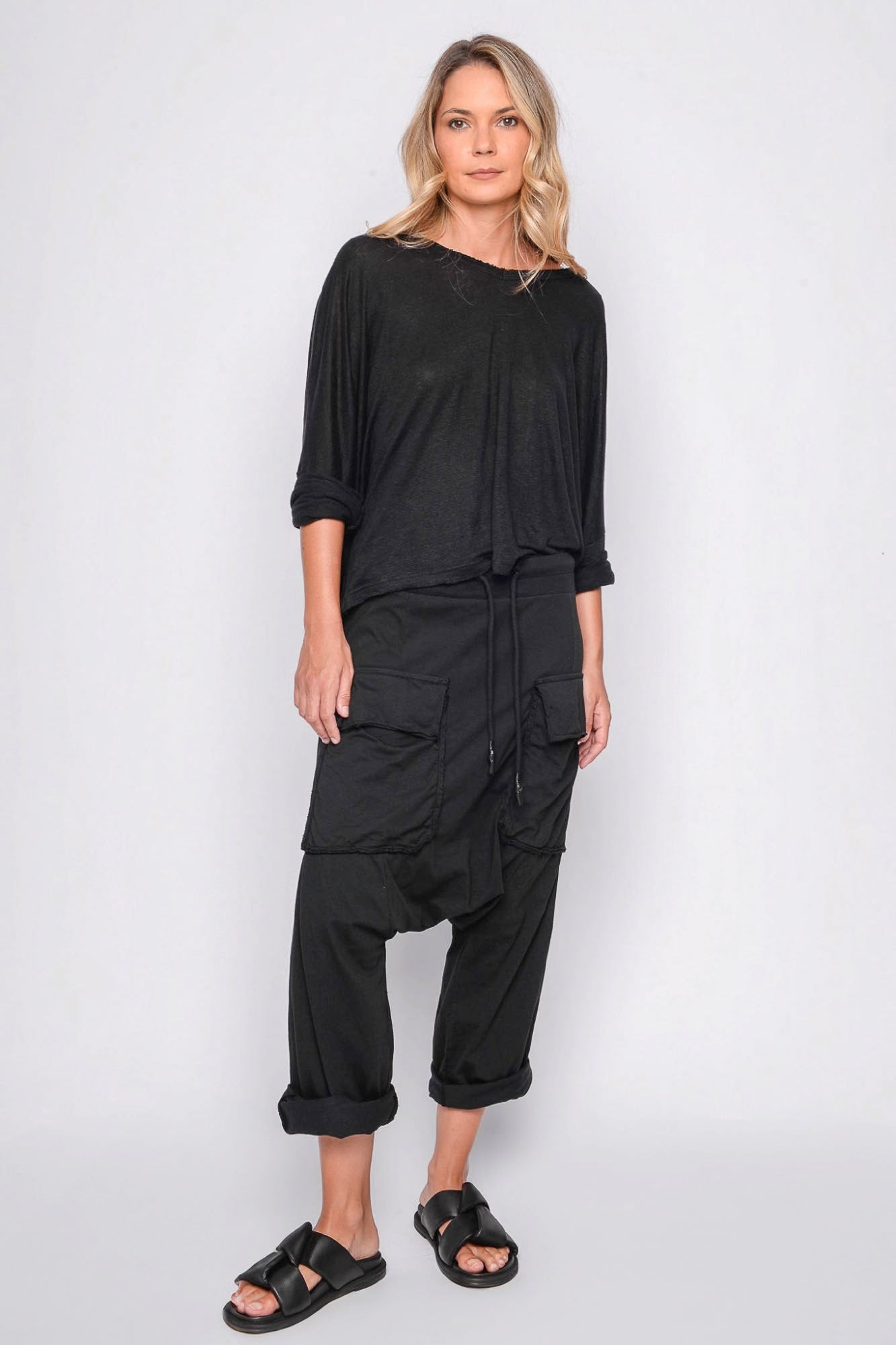 
                  
                    261.06.05 100% LINEN JERSEY 100 BLACK
                  
                