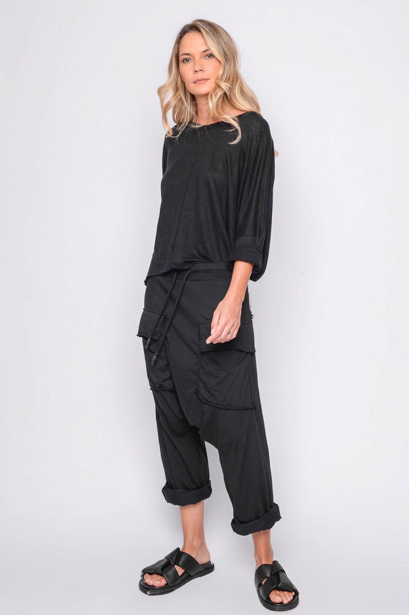 
                  
                    261.06.05 100% LINEN JERSEY 100 BLACK
                  
                