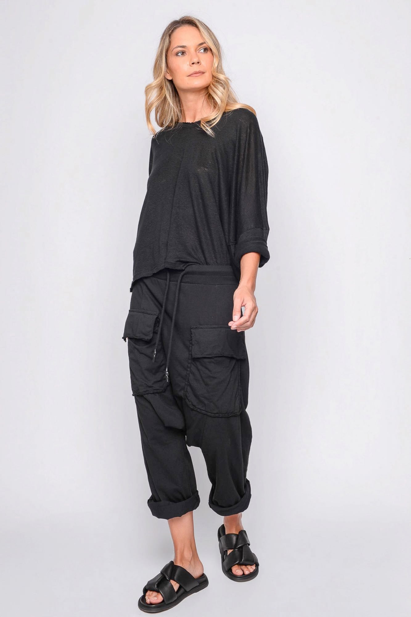 
                  
                    261.06.05 100% LINEN JERSEY 100 BLACK
                  
                