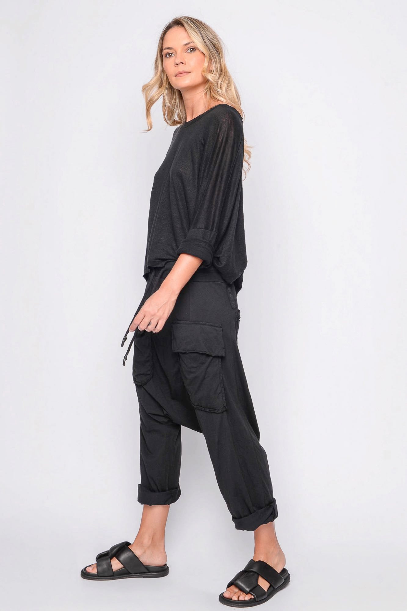 
                  
                    261.06.05 100% LINEN JERSEY 100 BLACK
                  
                