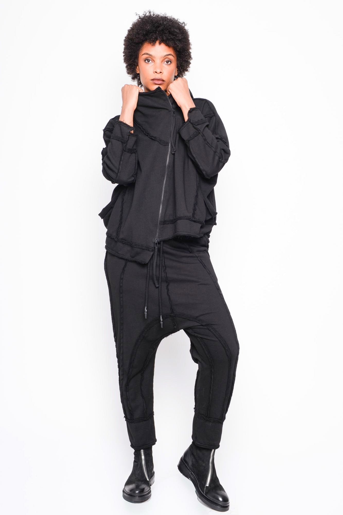 
                  
                    262.03.02 RV100 BLACK
                  
                