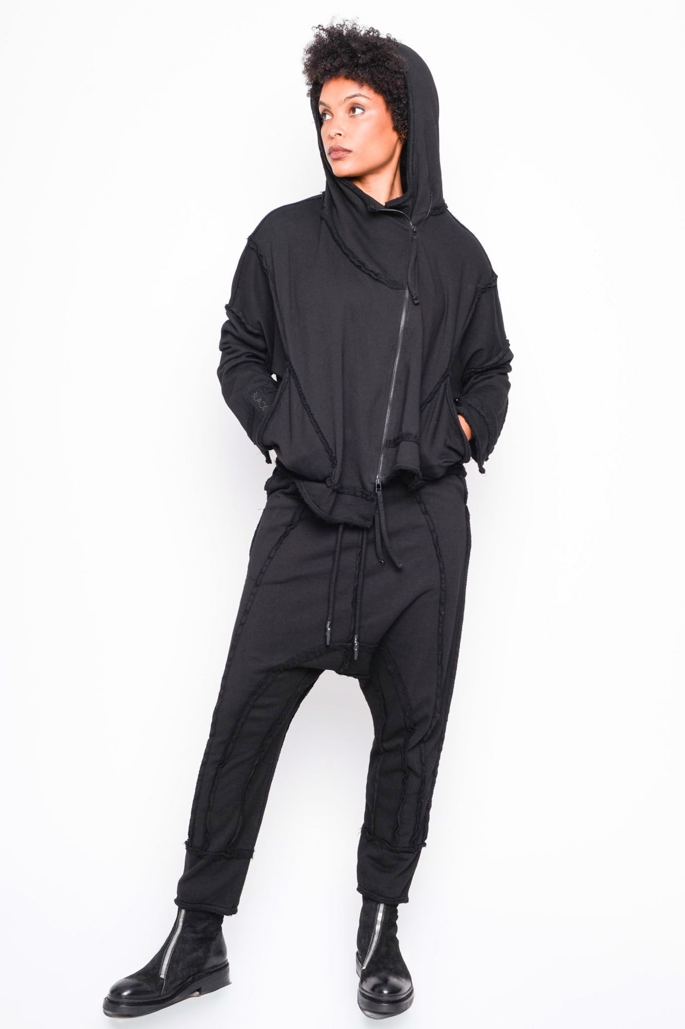 
                  
                    262.03.02 RV100 BLACK
                  
                