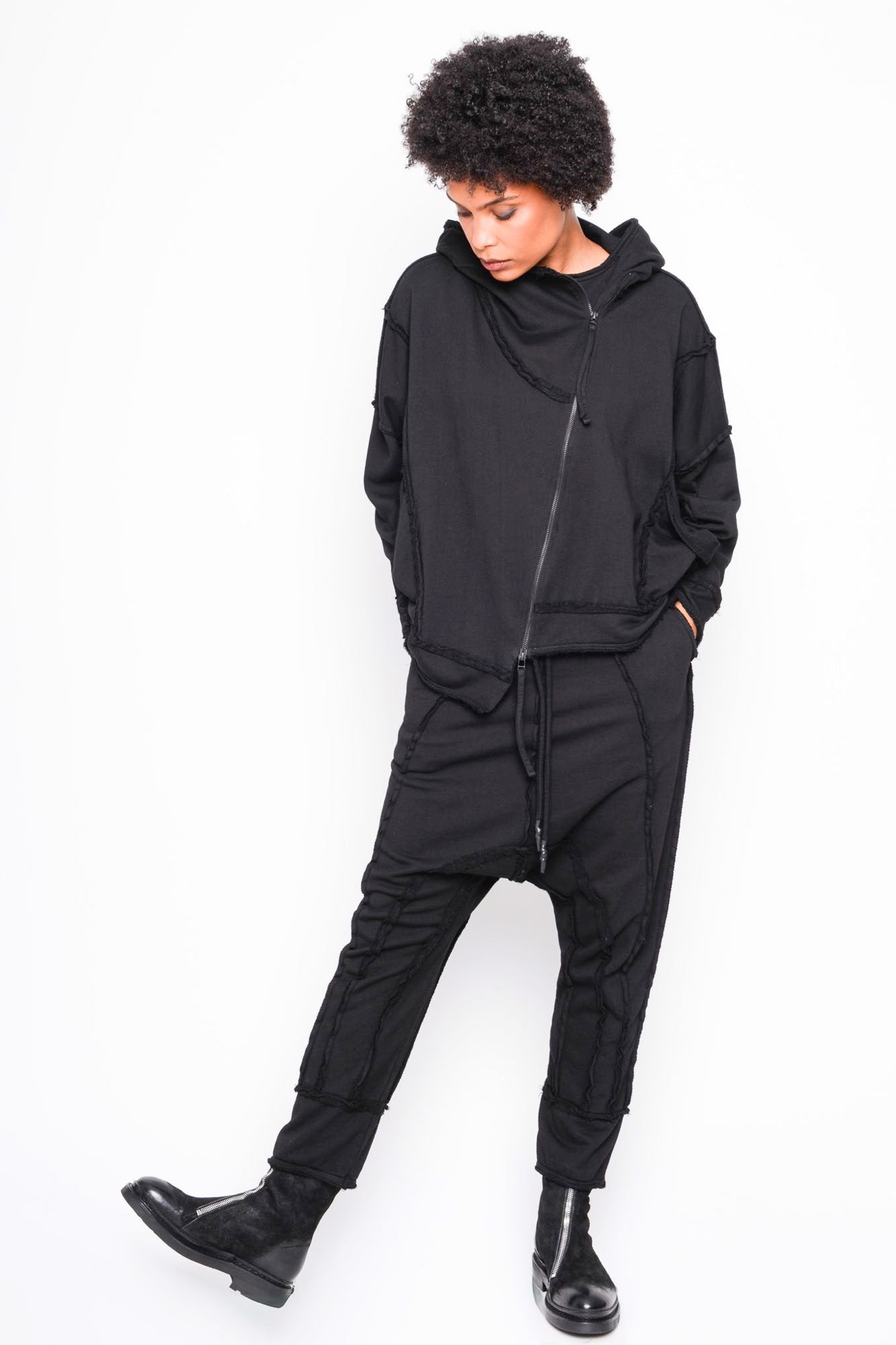 
                  
                    262.03.01 RV100 BLACK
                  
                