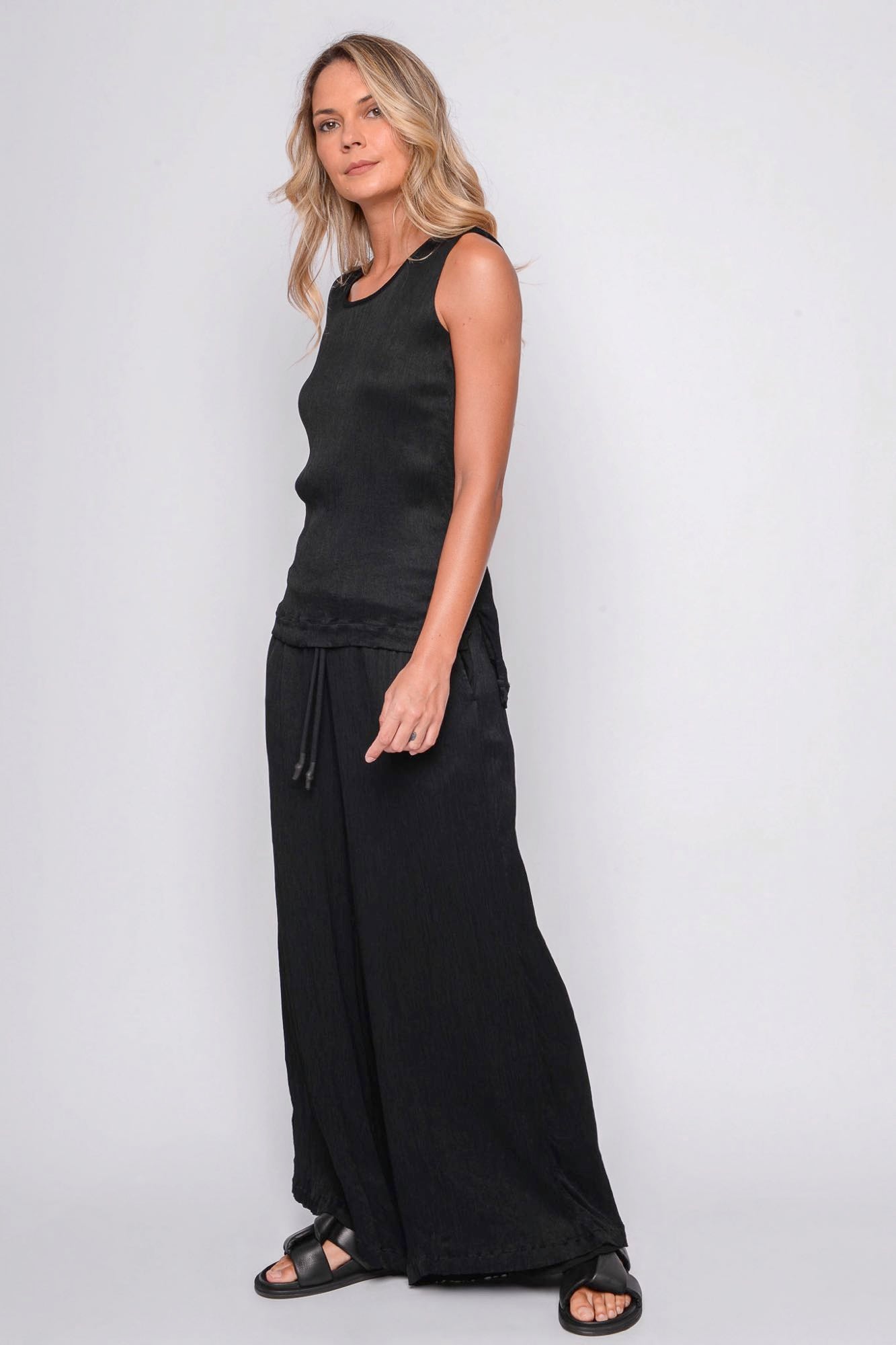 
                  
                    261.11.06 100% MODAL CRINKLE 100 BLACK
                  
                