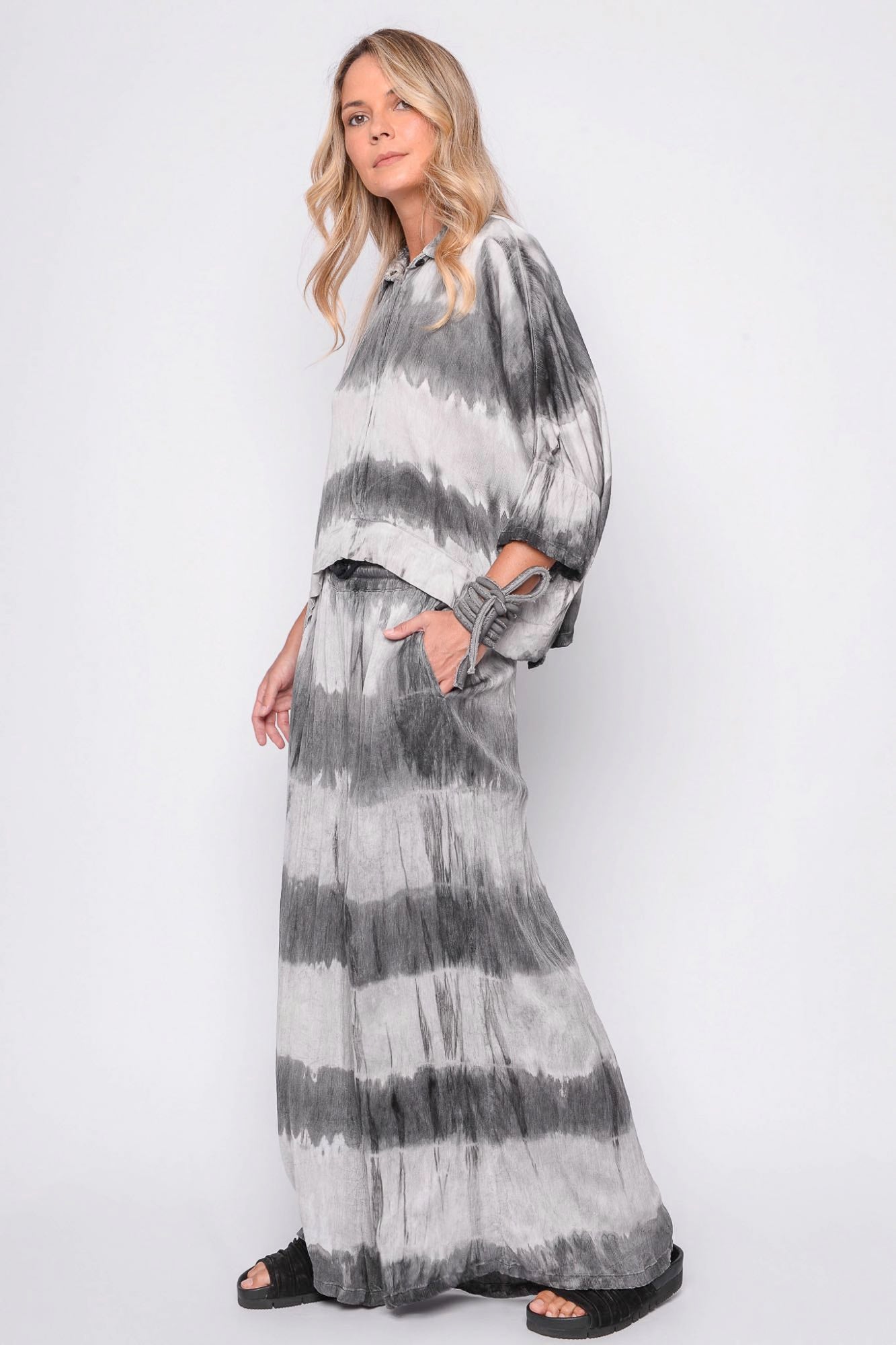 
                  
                    261.11.01 100% MODAL CRINKLE 119 TIE DYE
                  
                