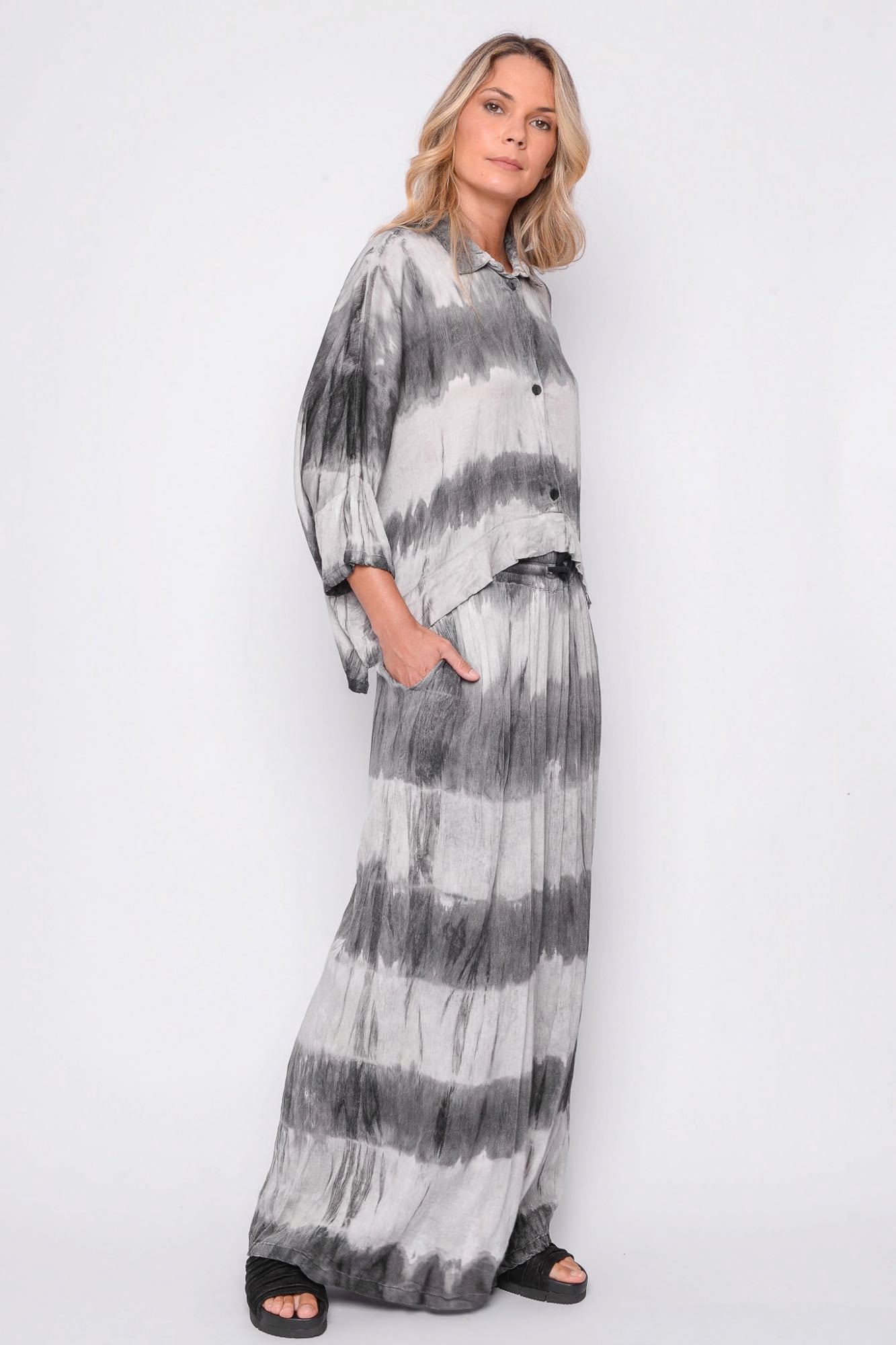 
                  
                    261.11.01 100% MODAL CRINKLE 119 TIE DYE
                  
                