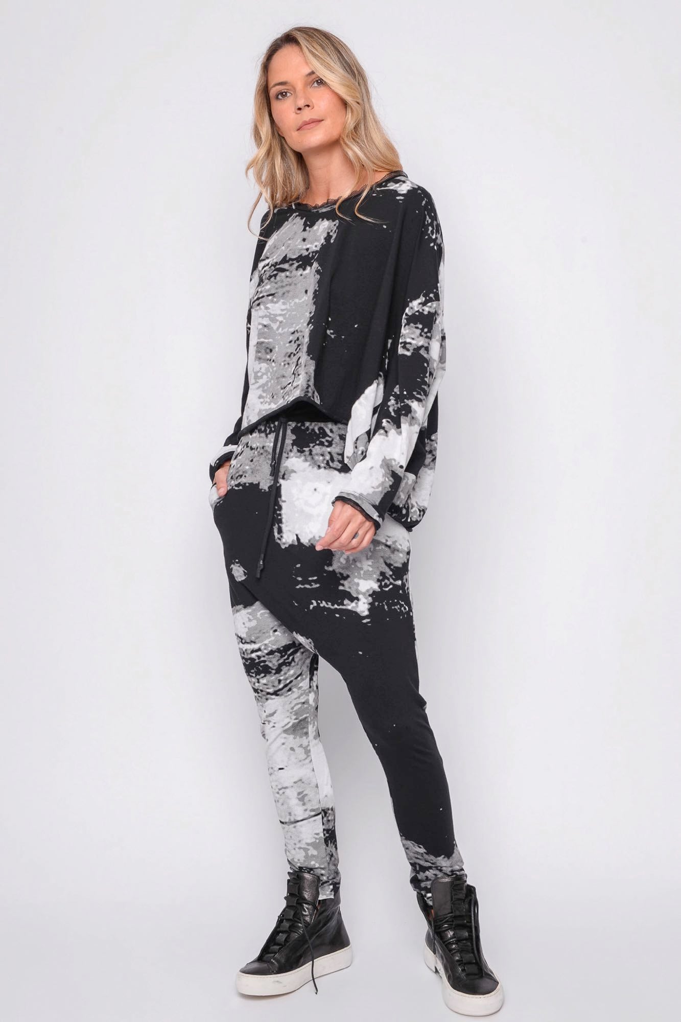 
                  
                    261.02.01 95% CO 5% EA 509 PRINT ON BLACK
                  
                