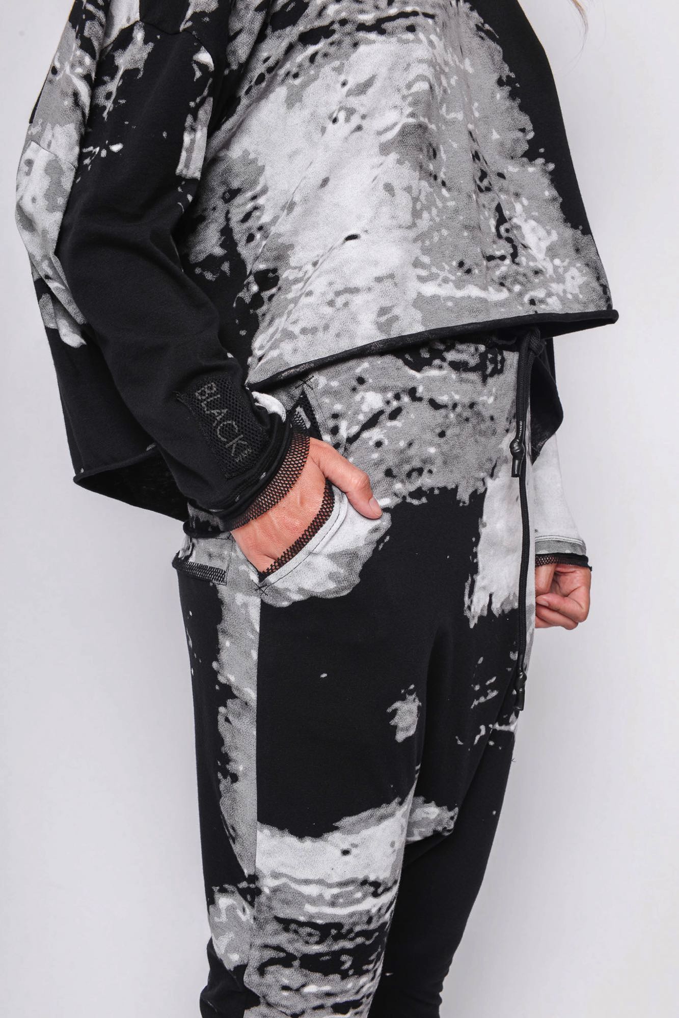 
                  
                    261.02.01 95% CO 5% EA 509 PRINT ON BLACK
                  
                