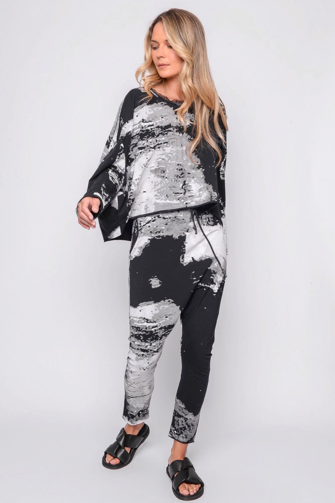 
                  
                    261.02.01 95% CO 5% EA 509 PRINT ON BLACK
                  
                