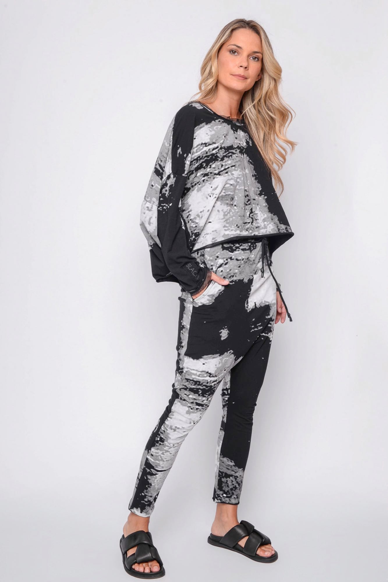 
                  
                    261.02.09 95% CO 5% EA 509 PRINT ON BLACK
                  
                