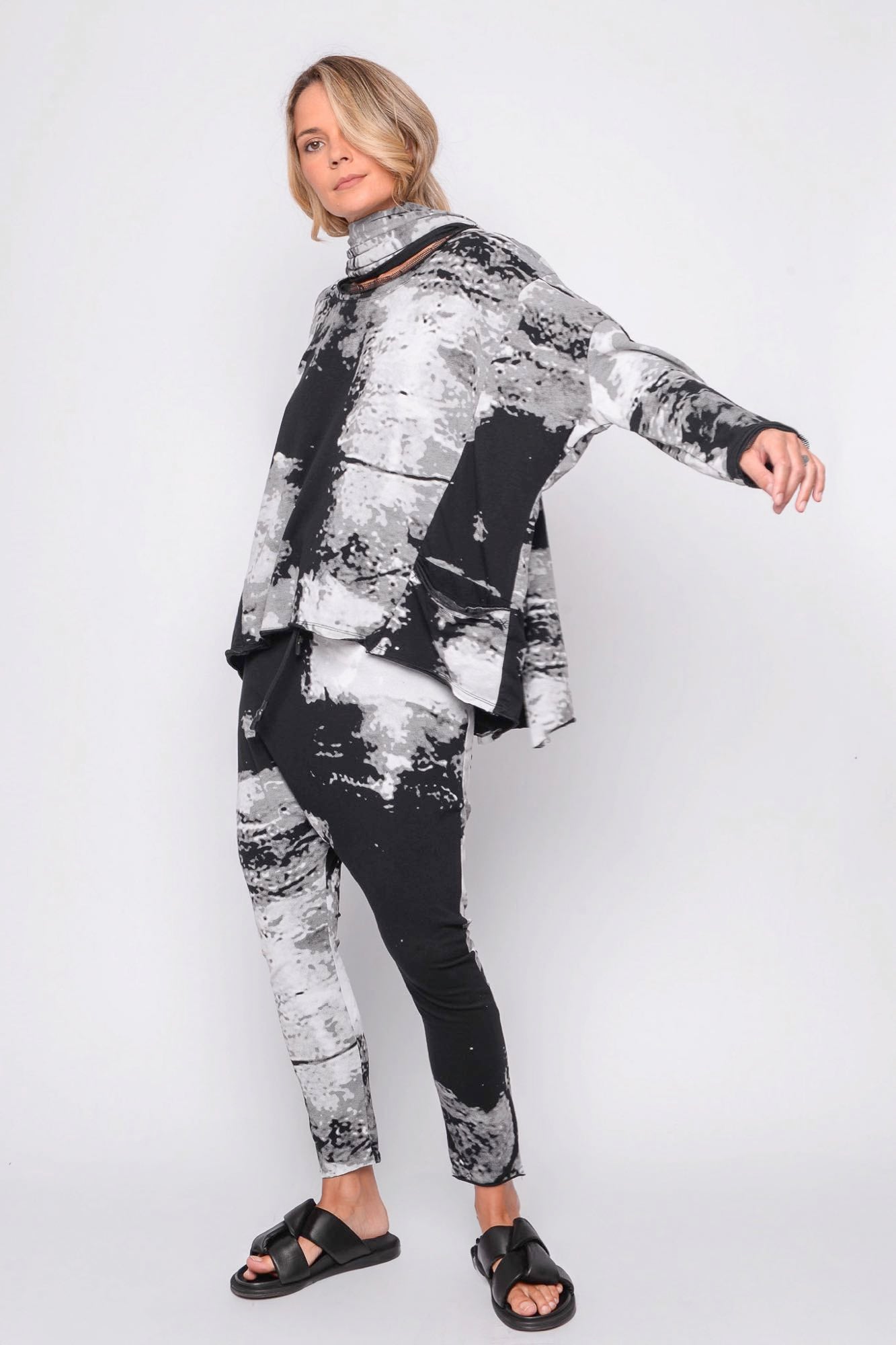 
                  
                    261.02.09 95% CO 5% EA 509 PRINT ON BLACK
                  
                