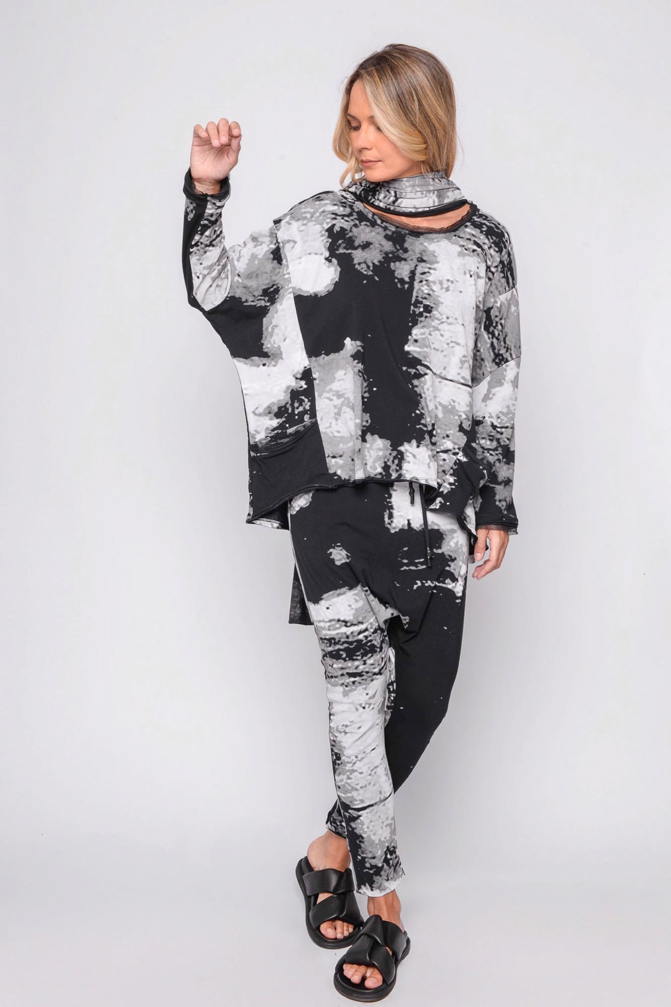 
                  
                    261.02.09 95% CO 5% EA 509 PRINT ON BLACK
                  
                