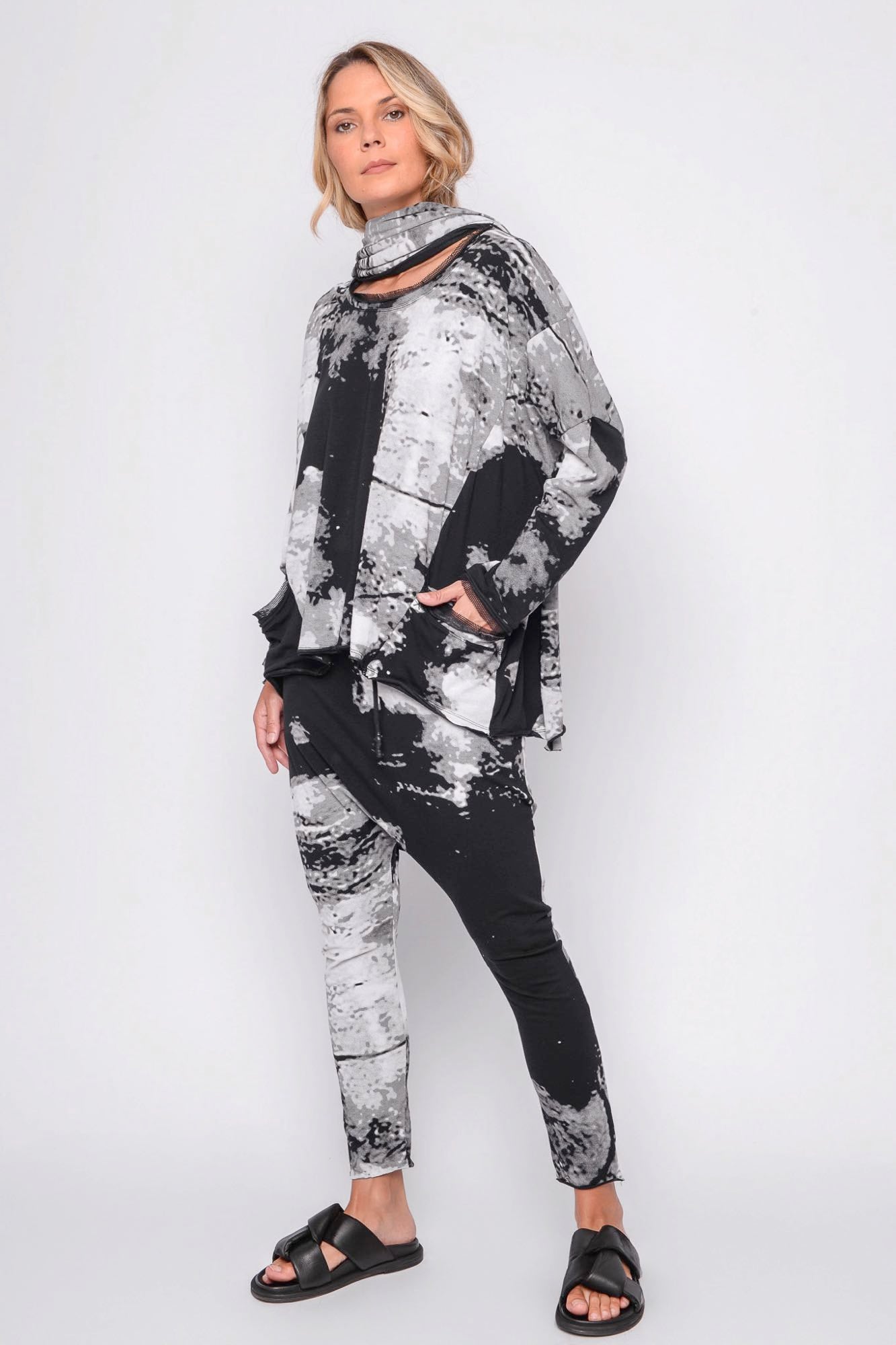 
                  
                    261.02.09 95% CO 5% EA 509 PRINT ON BLACK
                  
                